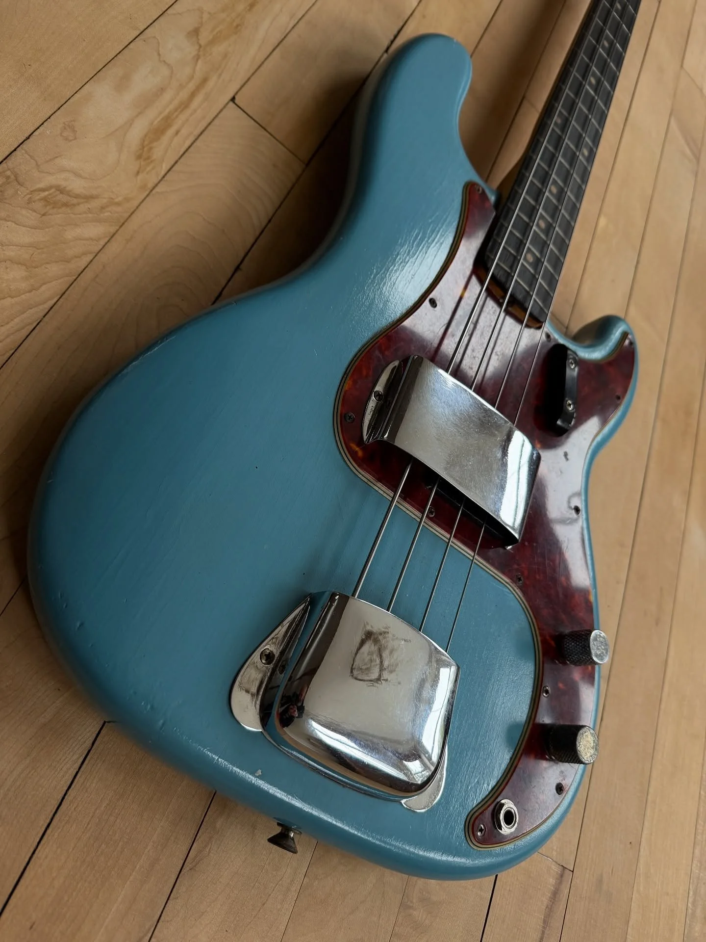 1962 Pre CBS Fender Precision Bass is today’s muse at Vintage Bass Room. This is a beauty and received a lot of love at the recent Kempton Park Show with @guitarshowsnorthern 
Here at Vintage Bass Room we carry one of the best collections of v