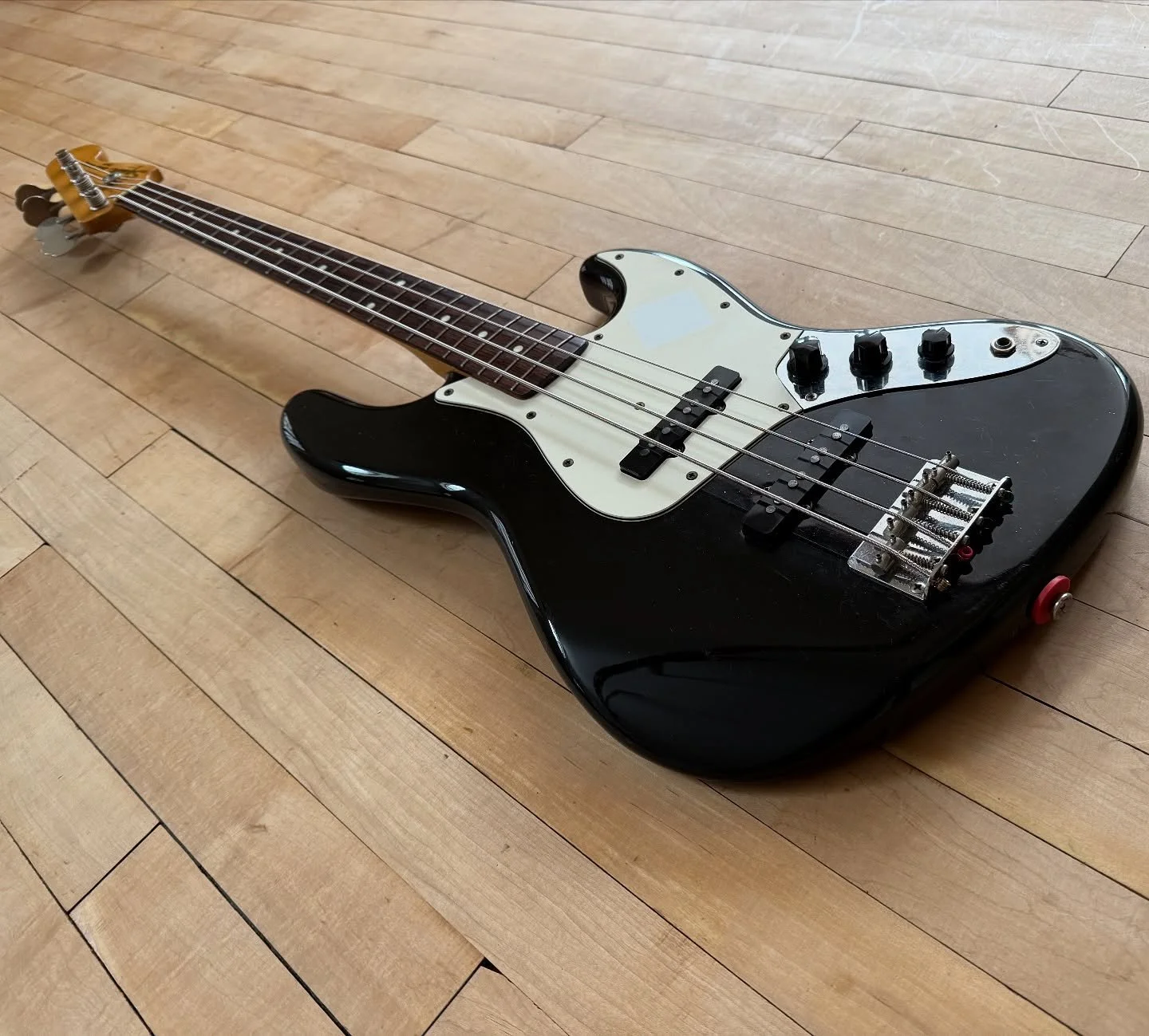 Everyone knows how incredible JV Basses are and this one is no exception. This little cracker packs a punch, a lovely JV Squier Jazz medium scale 32&rdquo; in black and rosewood. Great things do come in small packages! Up on the website now

#bass #b