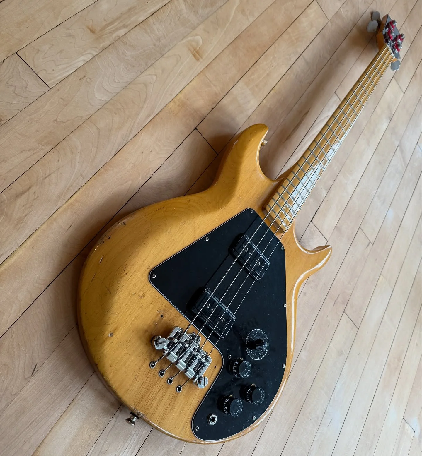 1974 Gibson Ripper in natural foe #gibsonday 

Have a great week!

#bass #bassist #bassgram #bassdaily #bassguitar #bassplayer #bassplayersunited #bassplayermag #ebonyripper  #bassgram #instabass #gibsonripperbass #gibsonripper #gibsonday #gibsonbass