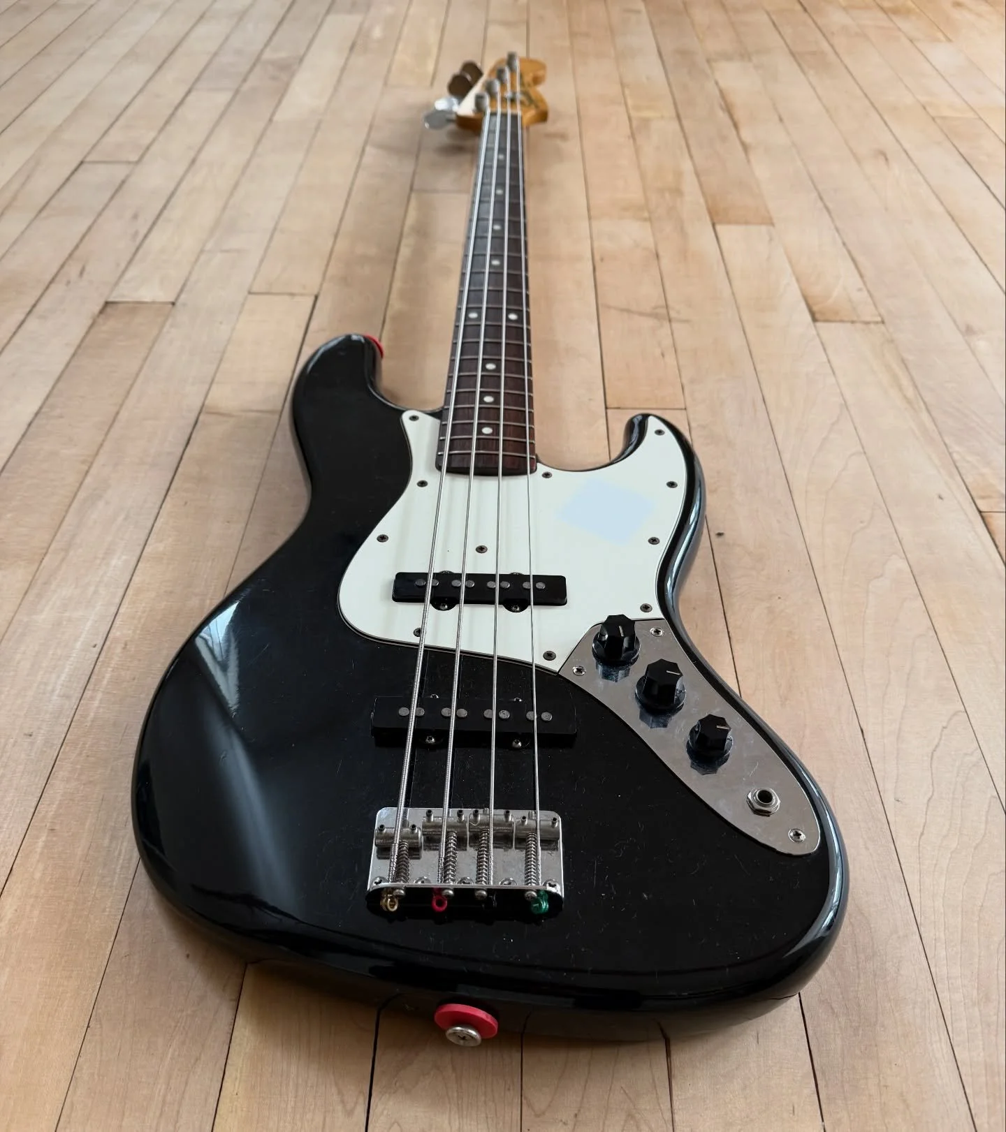 Everyone knows how incredible JV Basses are and this one is no exception. This little cracker packs a punch, a lovely JV Squier Jazz medium scale 32&rdquo; in black and rosewood. Great things do come in small packages! Up on the website now

#bass #b