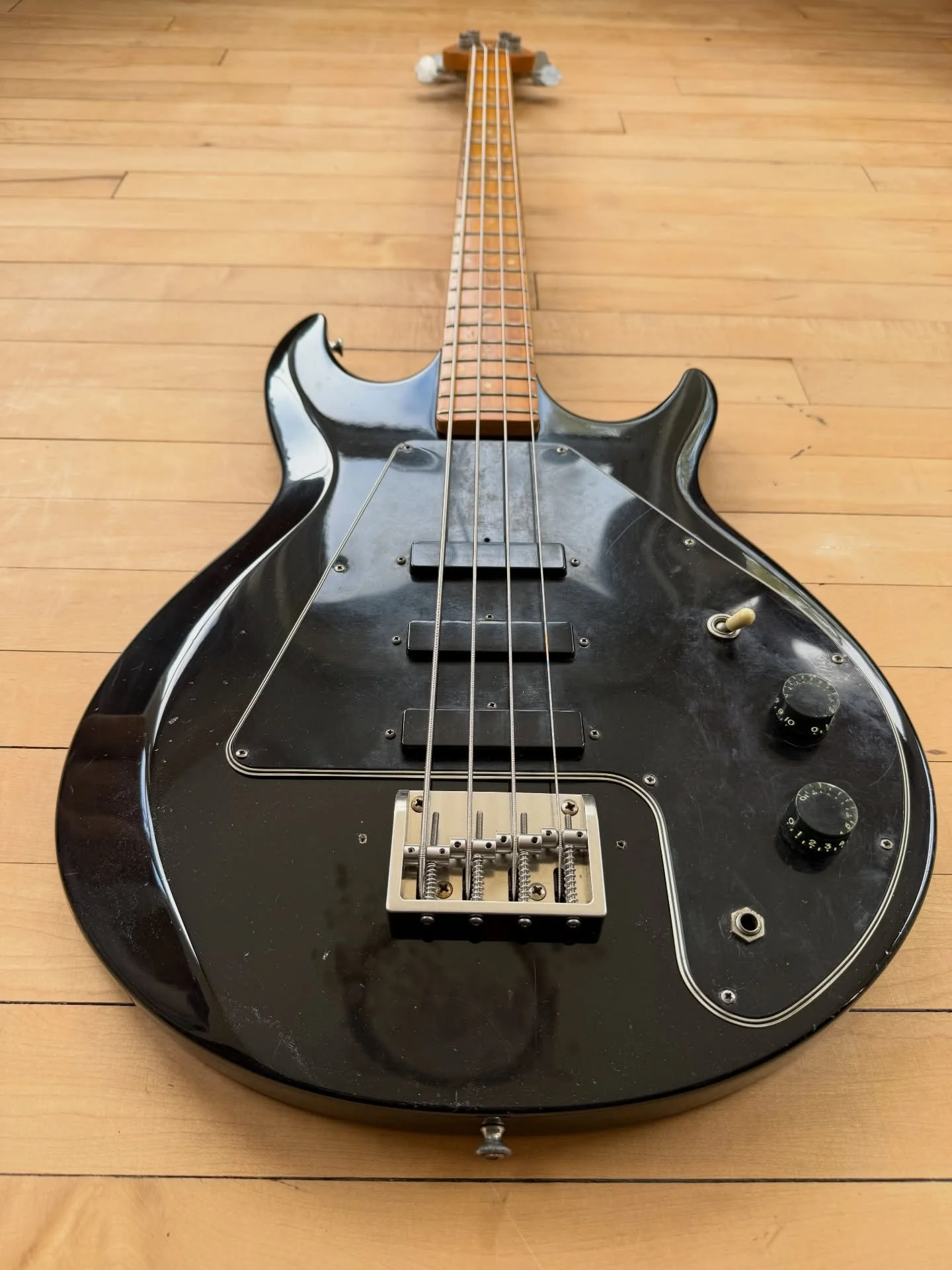 1976 Gibson G3 in stock and it&rsquo;s killer. Check the site for more details 

#gibsonbass #gibsong3 #gibson #bass #bassist