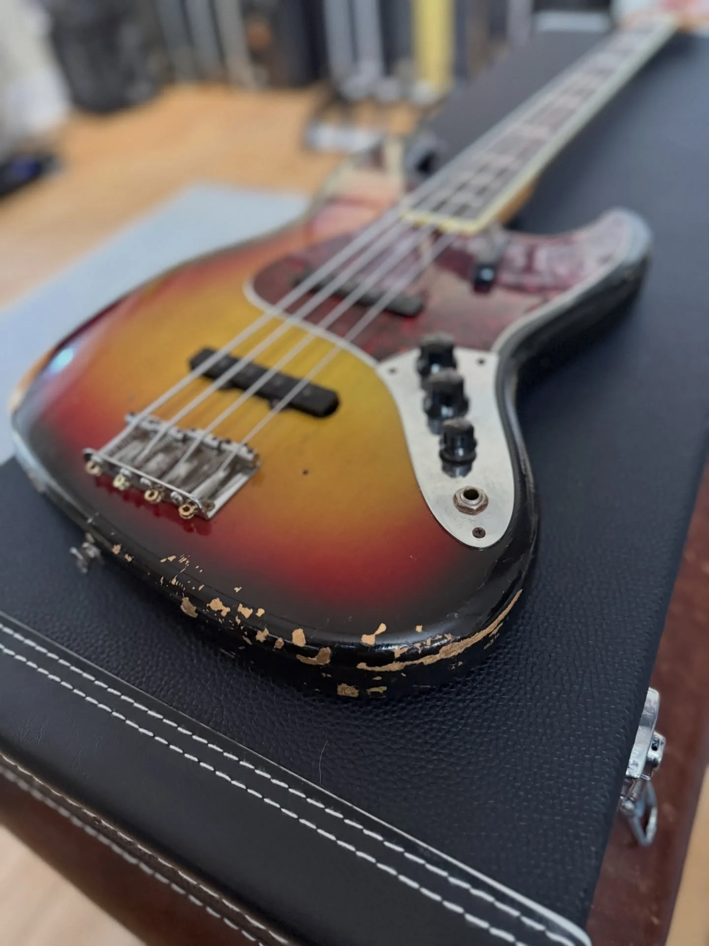 1972 Fender Jazz in the most glorious Sunburst finish out in the wild today for a client to try on for size. This thing is mighty!!!

#fenderjazz #fenderjazzbassfanpage #fender #vintagesunburst #jazzbass