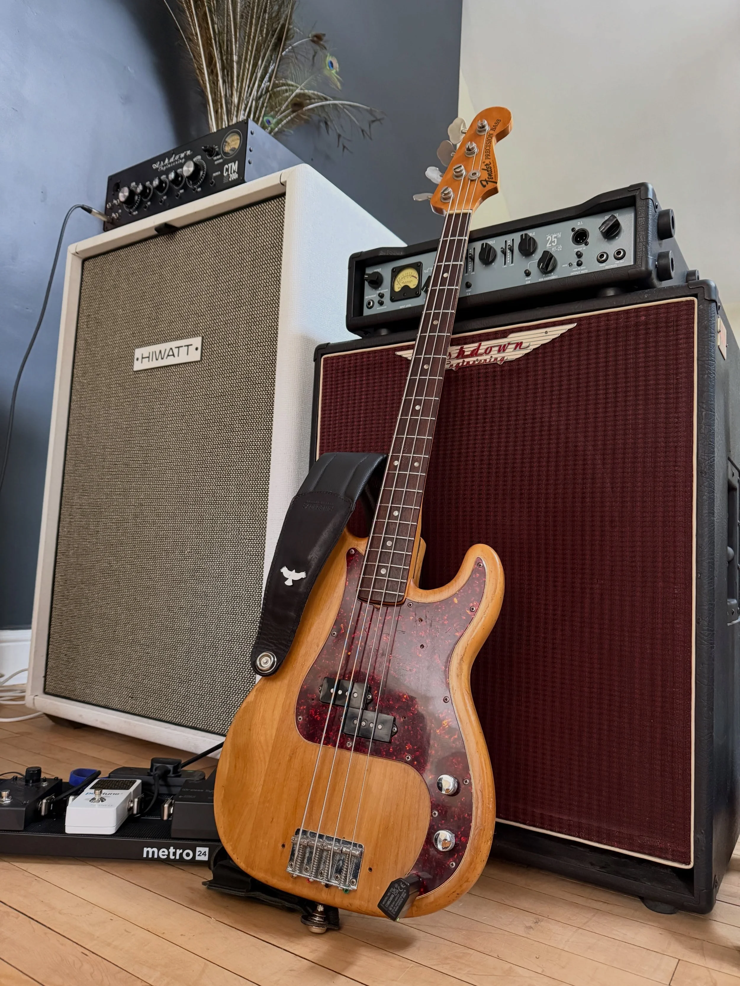 This stellar looking &lsquo;72 Natural P in its natural habitat surrounded by 2 epic rigs. The @ashdownamps CTM200 is ludicrously good. 

#fender #fenderprecisionbass #precisionbass #bassistsofinstagram #bass