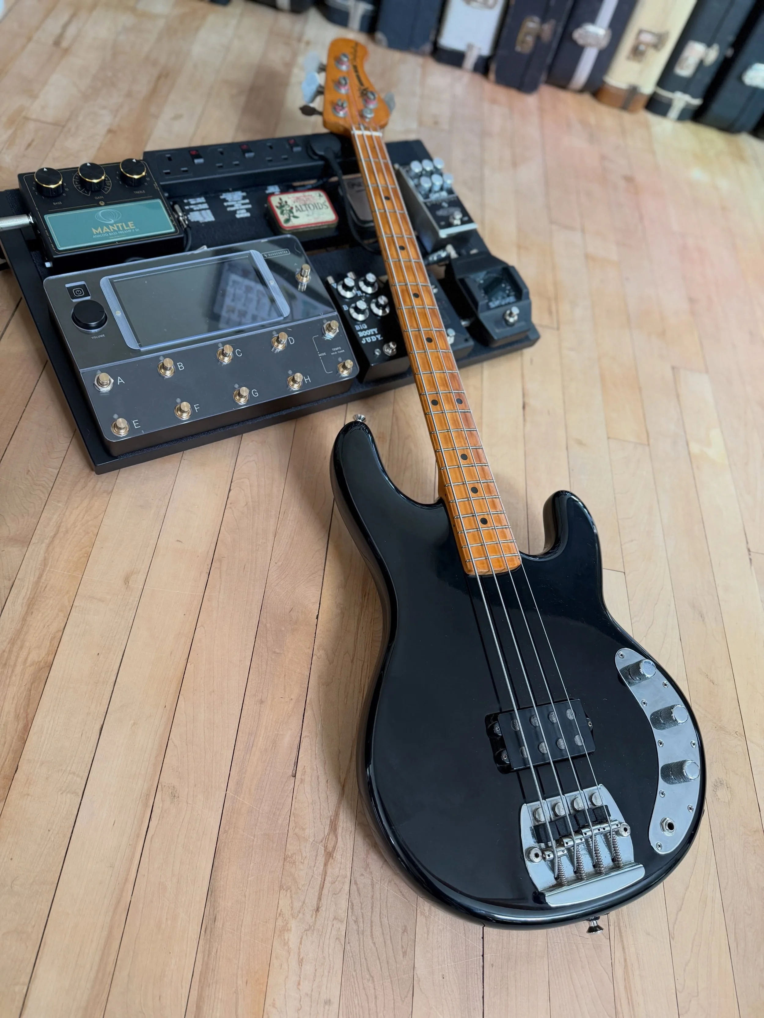 Ok, so she&rsquo;s had a refin but man I much prefer a Ray without a guard. This one is stellar and has had lots of time in the studio today. She is up on the site for sale still, be quick before I decide to keep her.

#stingraybass
#musicmanbass
#mu