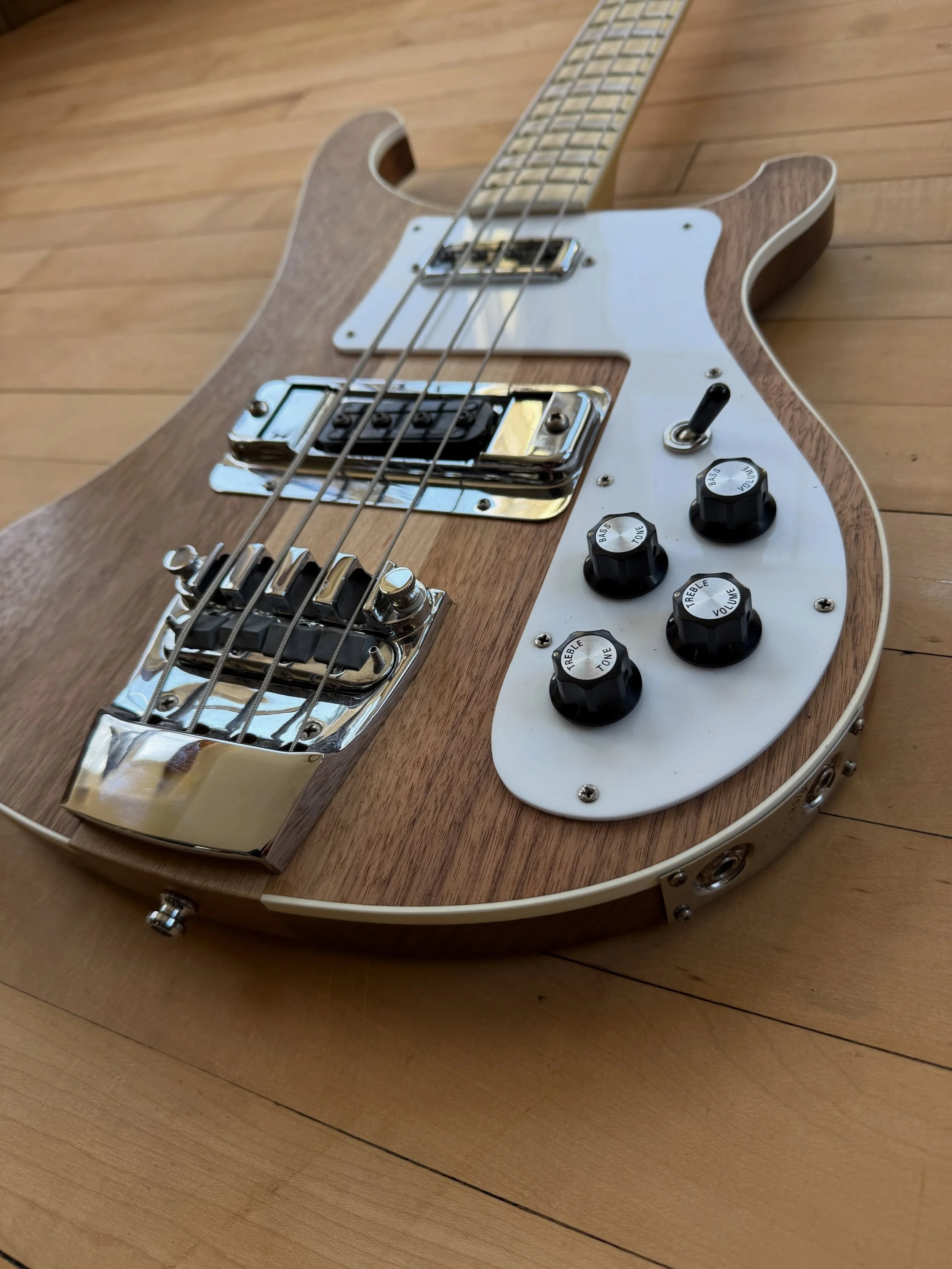 Today has been mainly a Walnut Rickenbacker 4003 kinda day

#rickenbackerbass #rickenbacker4003 #bass #rickenbackerbasses #vintagebass