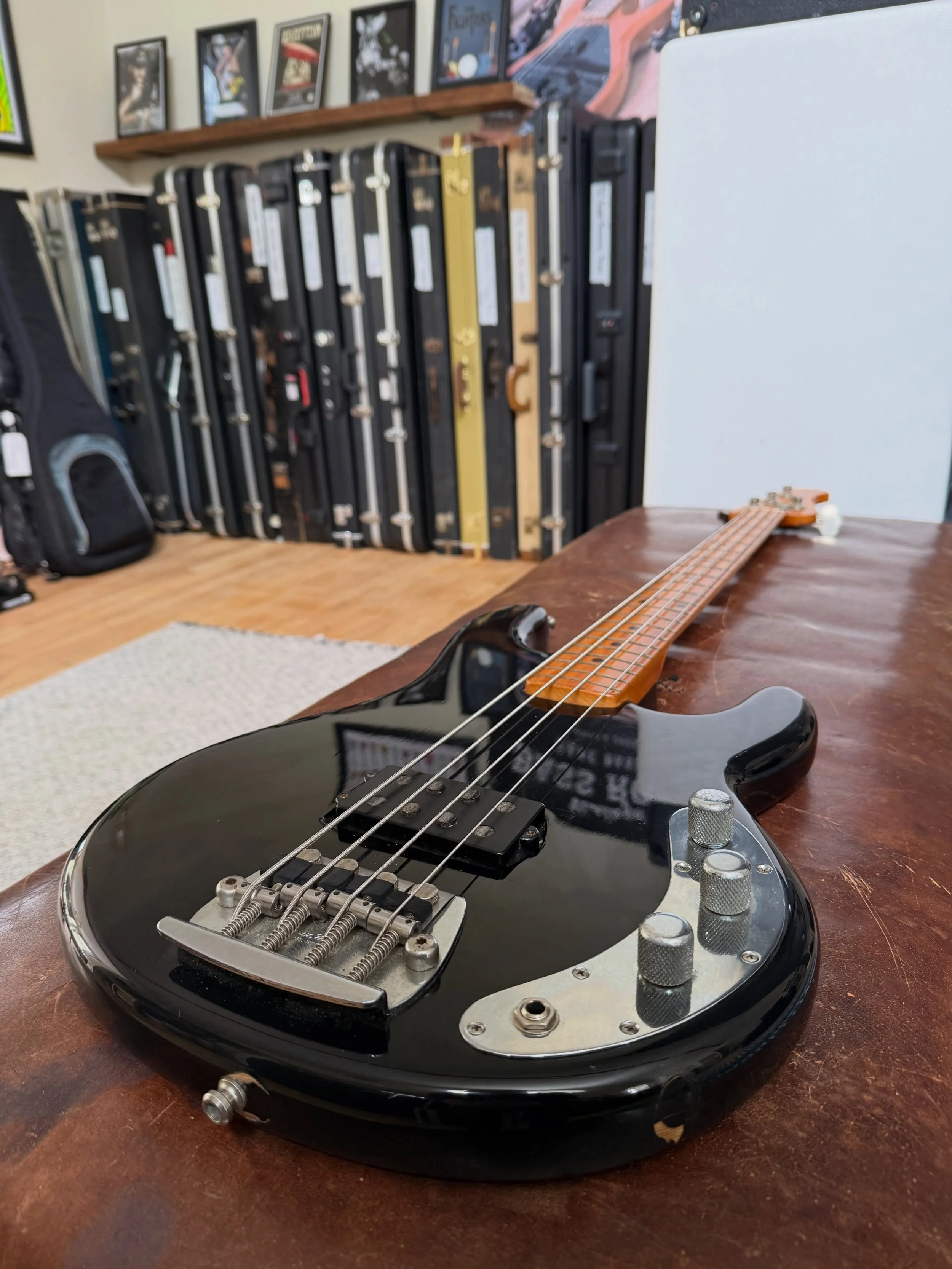A stunning 1978 Musicman Stingray Bass in its natural surroundings. Who knows, it may appear at Download this year 👌

#musicmanstingray #stingraybass #bassplayersunited #bassistsofinstagram #musicmanbass