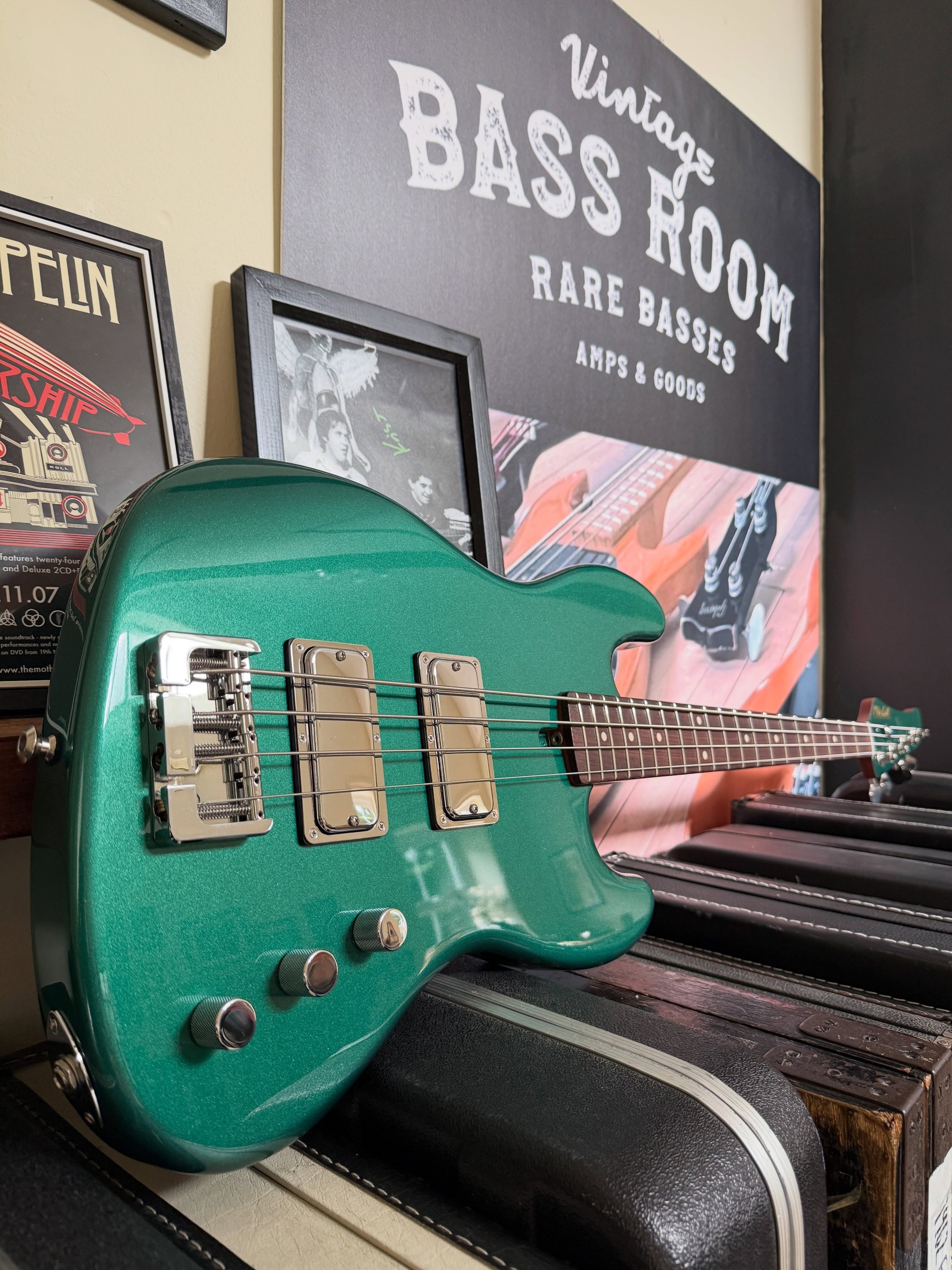 Be still my beating heart 💚 I give you the most epic @mikelullcustomguitars IMA4

One word, Spectacular 👌

#mikelull #bassistsofinstagram #bassplayer #bass #bassist