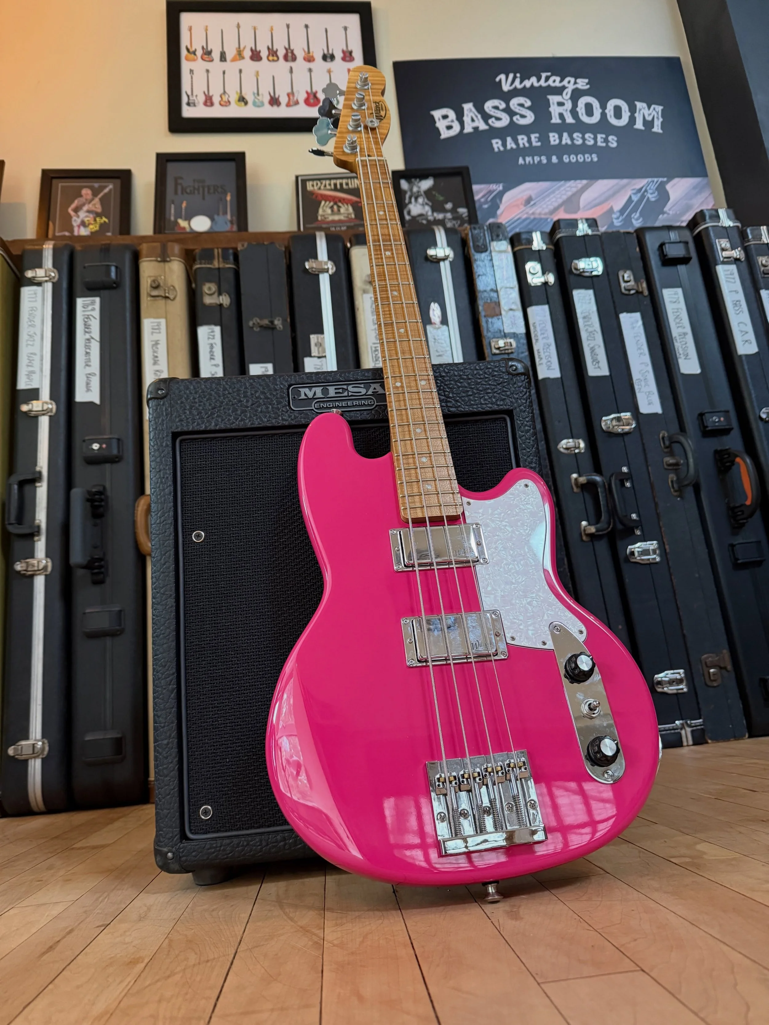 Now as bassists we generally like to blend into the background and let the tight trousered guitarist have all the fun. Why, when we have splendid builders like @wilcockbasses making stunning pieces like this Mullarkey. What a stunner. Just arrived an