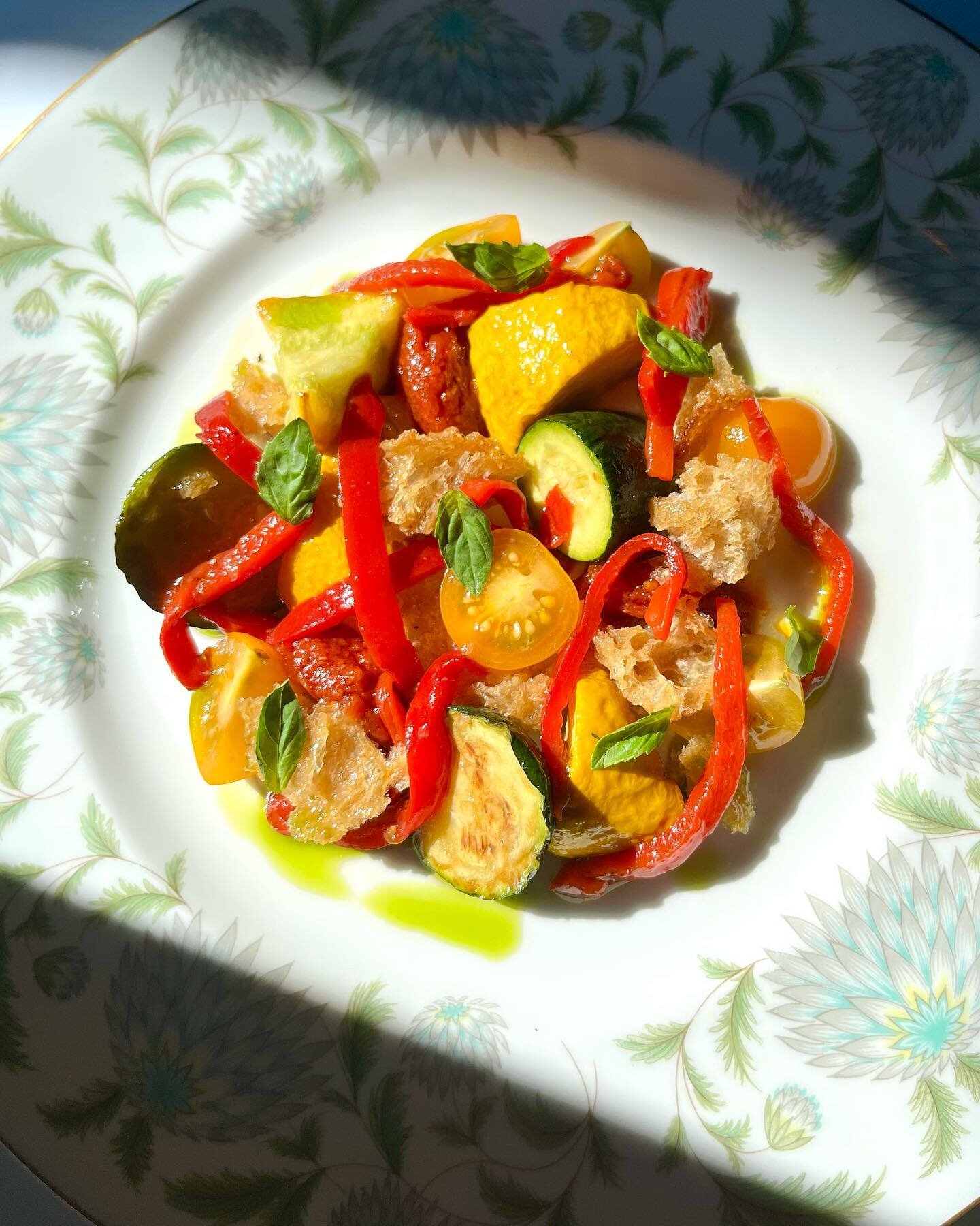 SUMMER RATATOUILLE SALAD// garden vegetables, garlic croutons, basil 🍅🌿

#barmignonette #seasonalveg #mignonette #ratatouille #august #salad