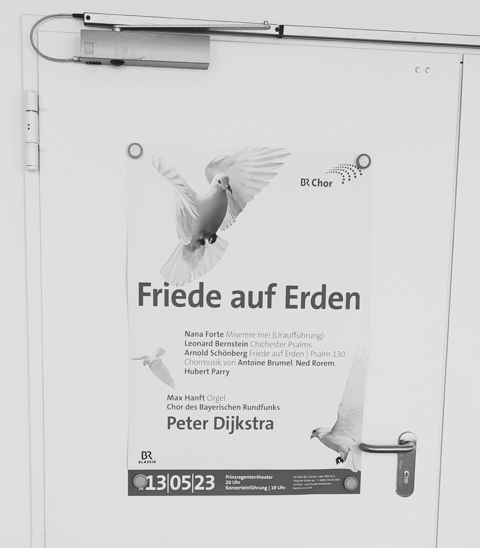 2023.05.13 5. Chorabonnement Friede auf Erden Chor des Bayerischen Rundfunks Peter Dijkstra Chormusik von Brumel Rorem Parry Bernstein Schönberg Nana Forte UA Prinzregententheater München Plakat sw