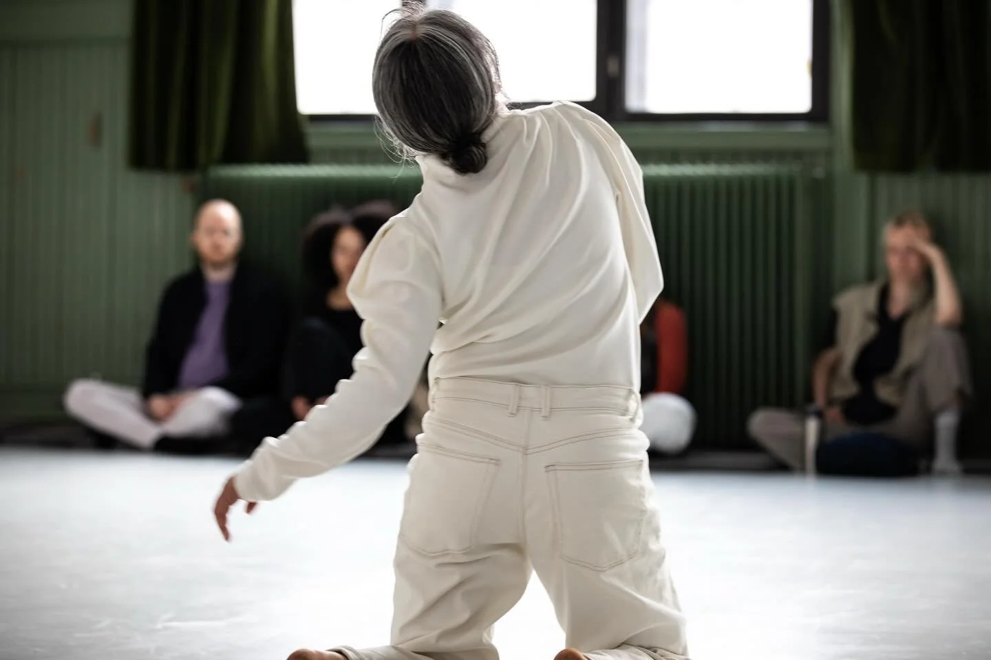 Utlysning: Scenehuset OPEN 2026

I forbindelse med Dansens Dager inviterer vi til Scenehuset OPEN fra 24. - 26. april. 

Scenehuset OPEN gir dansekunstnere muligheten til &aring; benytte seg av Scenehuset gratis.  
For &aring; s&oslash;ke tid under S