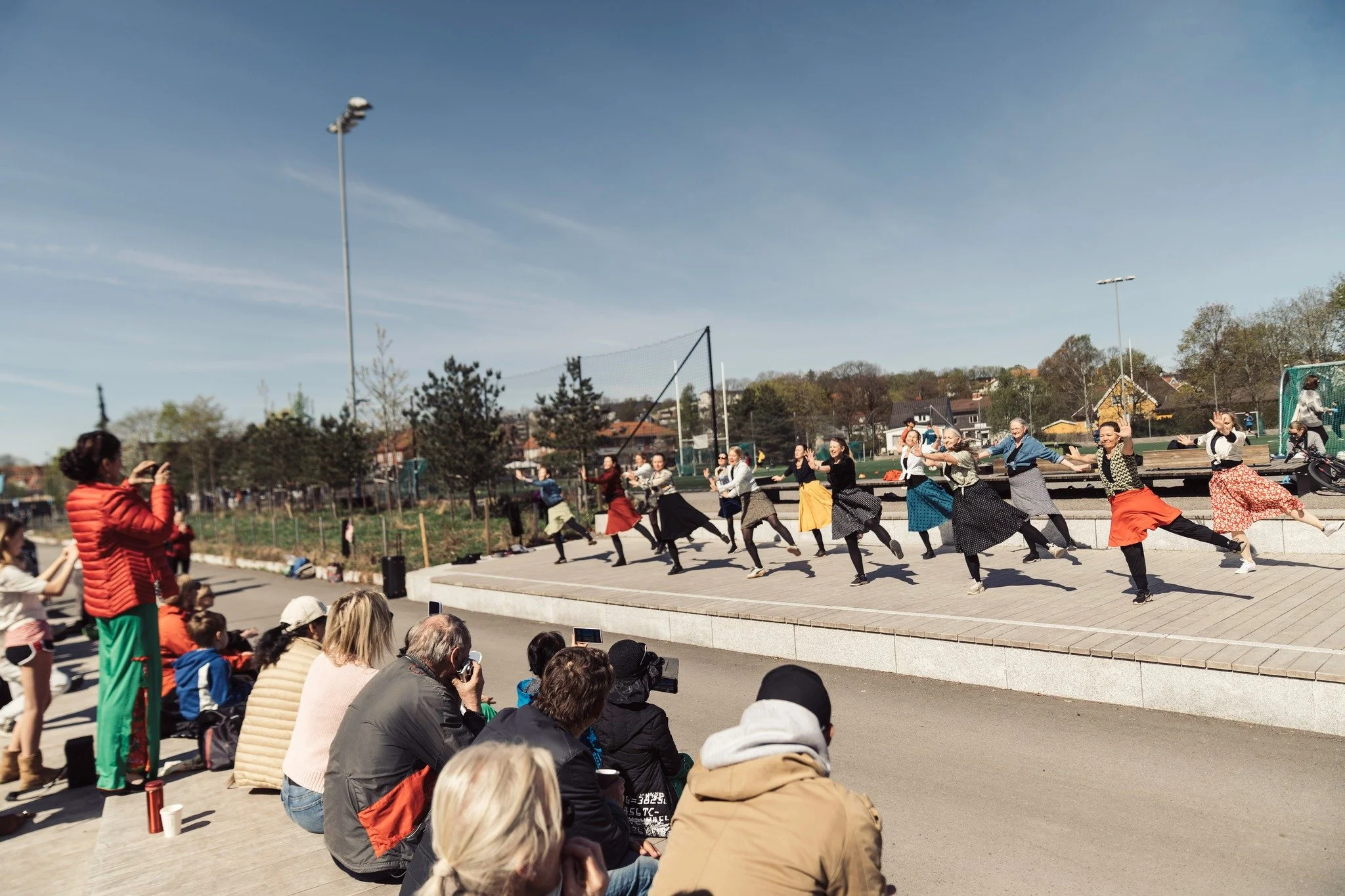 Vil du danse p&aring; Dans i bybildet l&oslash;rdag 25. april? 

I forbindelse med feiringen av Dansens Dager 2026, kan man melde seg p&aring; Dans i bybildet - l&oslash;rdag 25.april 2026. Vi har i &aring;r samarbeid med fire ulike steder i Oslo sen