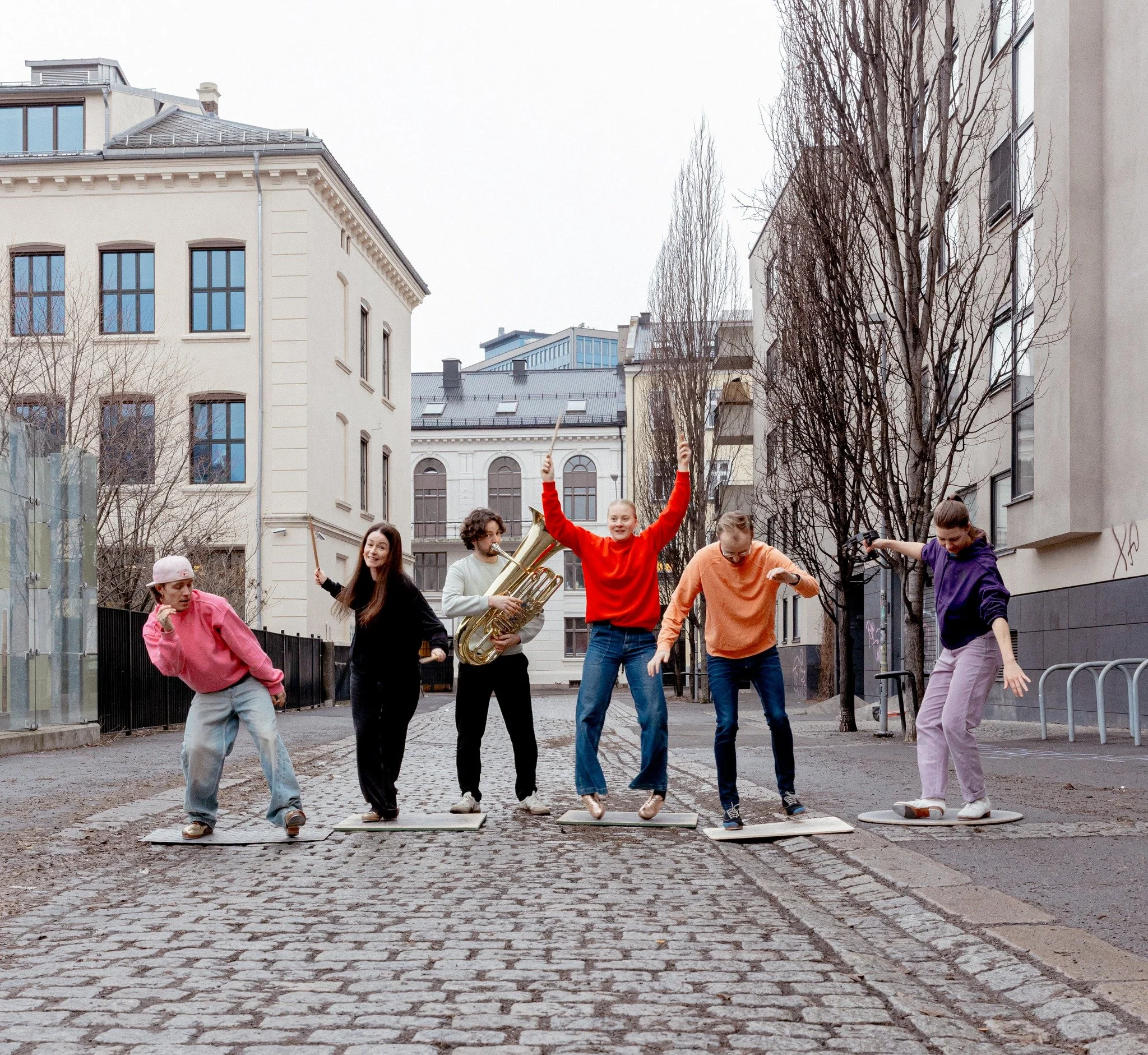 Se Steppekorpset under Dansens Dager i Oslo! 

@steppekorpset  drar ut i Oslos gater og virvler opp rytmer b&aring;de unisont og flerstemt. Det blir New Orleans vibber, men med beina! Kanskje en og annen trommemarsj ogs&aring;! De beste steppdanserne