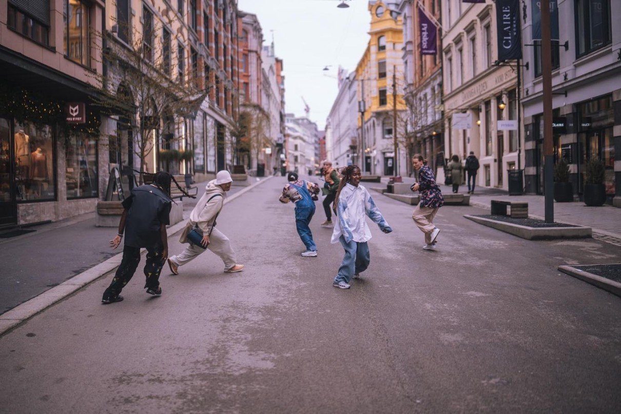 Opplev JAM p&aring; selveste DANSENS DAG 29. april!

Vinkelplassen p&aring; Majorstua fra ca kl. 16.40 
Gr&aring;beinsletta p&aring; Sagene fra ca kl. 17.40 

@jam.oslo