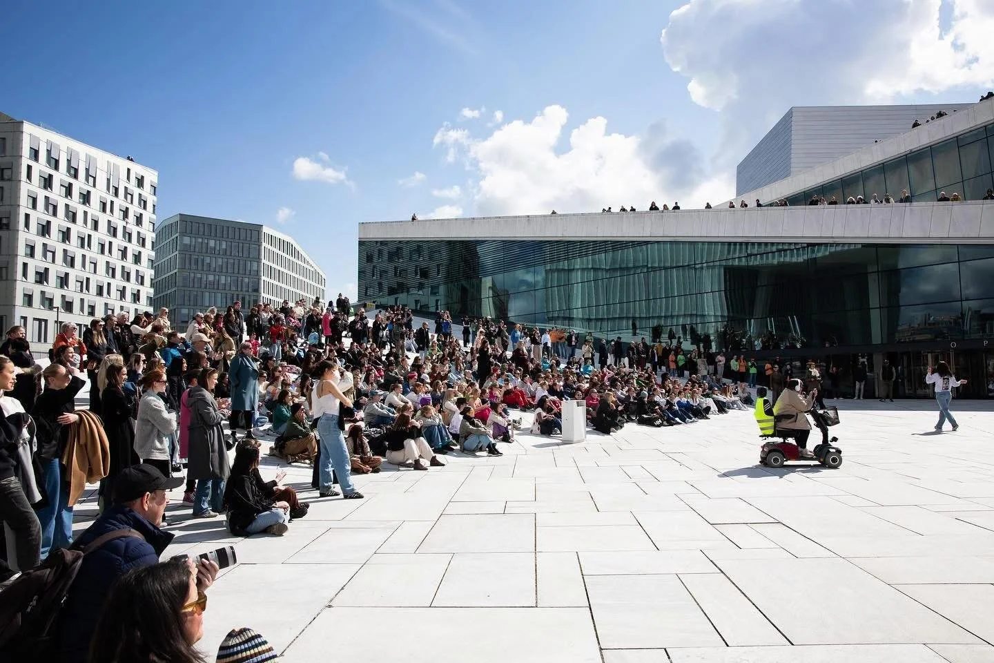 Bli med p&aring; &aring;pningen og dans alene - sammen 💙 

Det er mulig &aring; delta fysisk p&aring; operataket - b&aring;de som deltager og publikum, eller digitalt gjennom str&oslash;mming live p&aring; v&aring;r FB-side. 

I tillegg til &aring;r