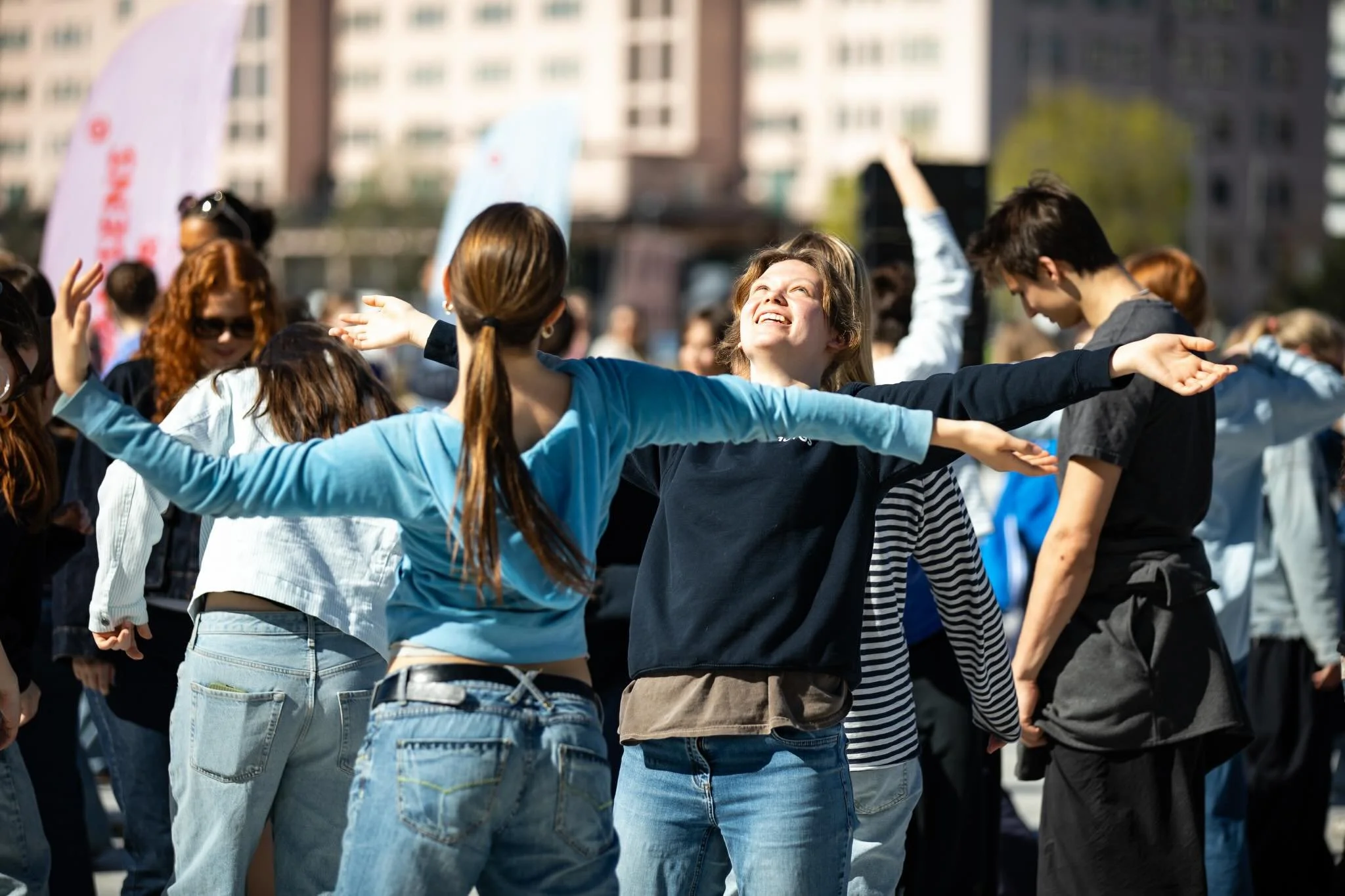 GRATULERER MED DAGEN! 💙

Onsdag 29. april, er den internasjonale dansens dag og vi arrangerer Dans i bybildet - Majorstua p&aring; Vinkelplassen kl. 16.00 og Dans i bybildet - Sagene p&aring; Gr&aring;beinsletta fra 17.00. Det danses ogs&aring; over