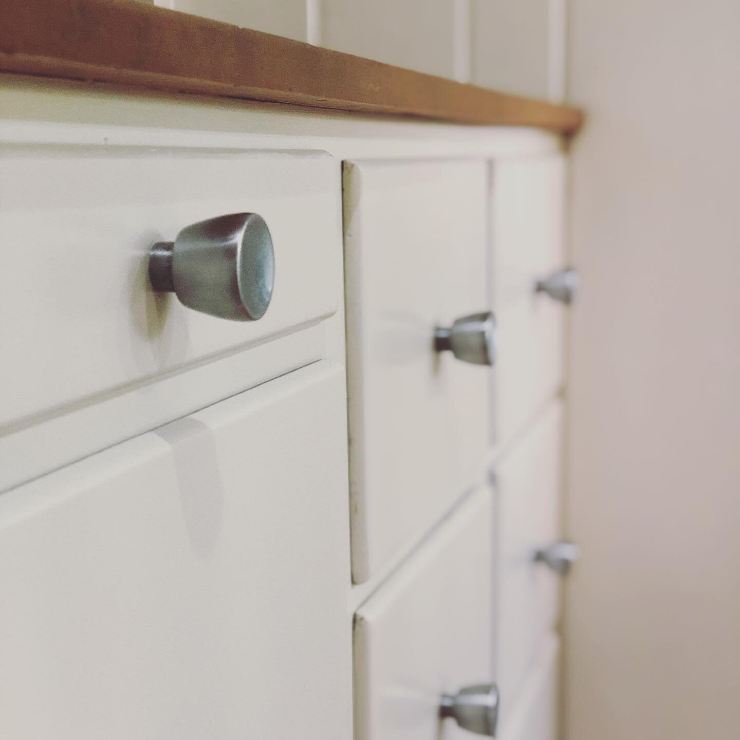 Reusing original knobs on this mid-century makeover 🥰 #interiordesign #greenroomdesign #remodel