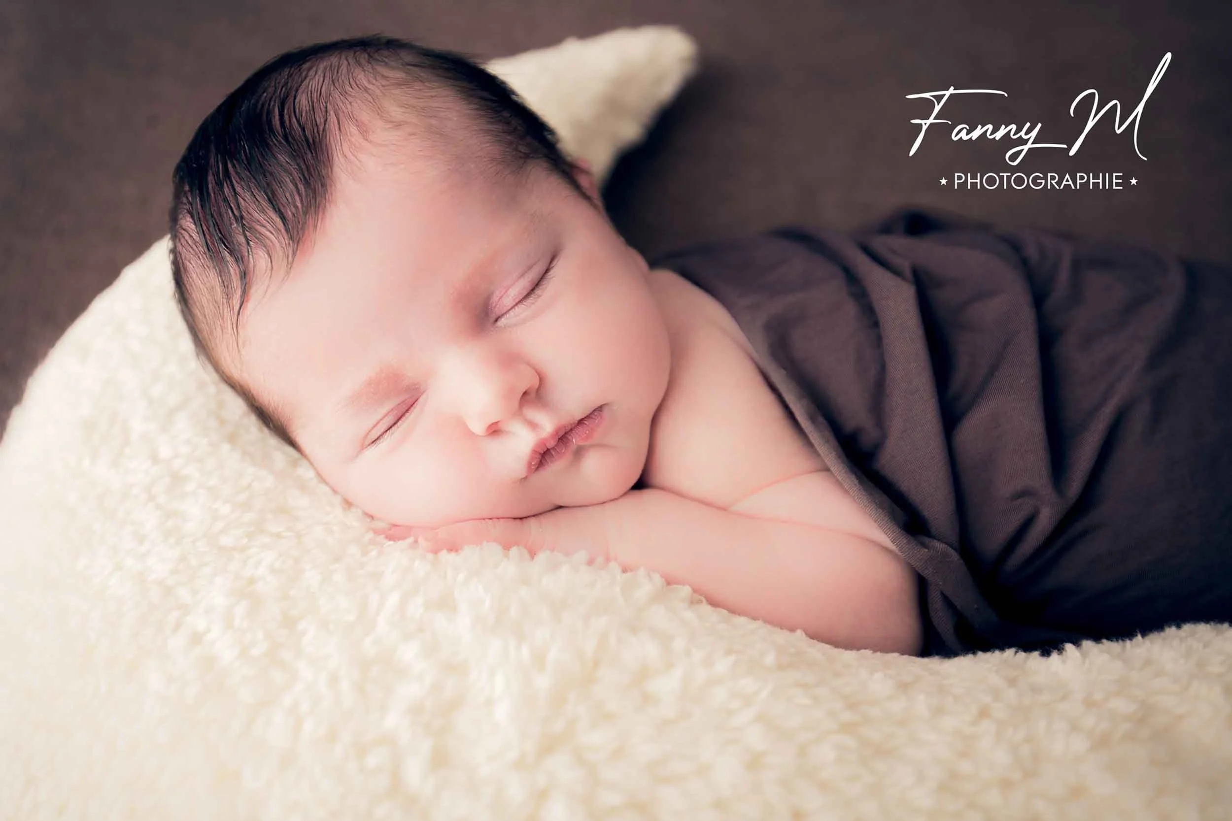 bébé-endormi-lune.jpg