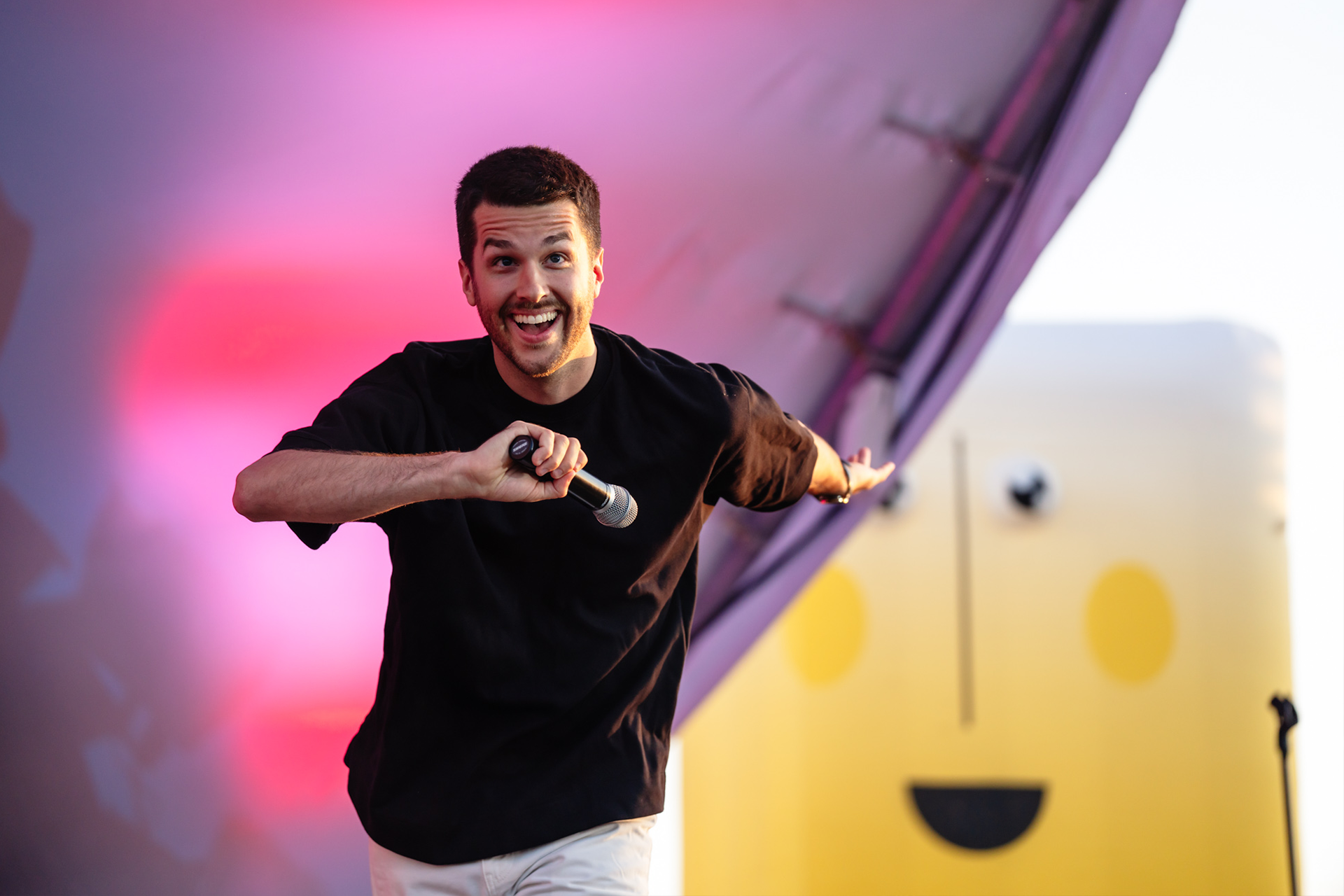 NormalStudio_FHAT_ComedyFestival_InflatablesStage03-1920x1280.png