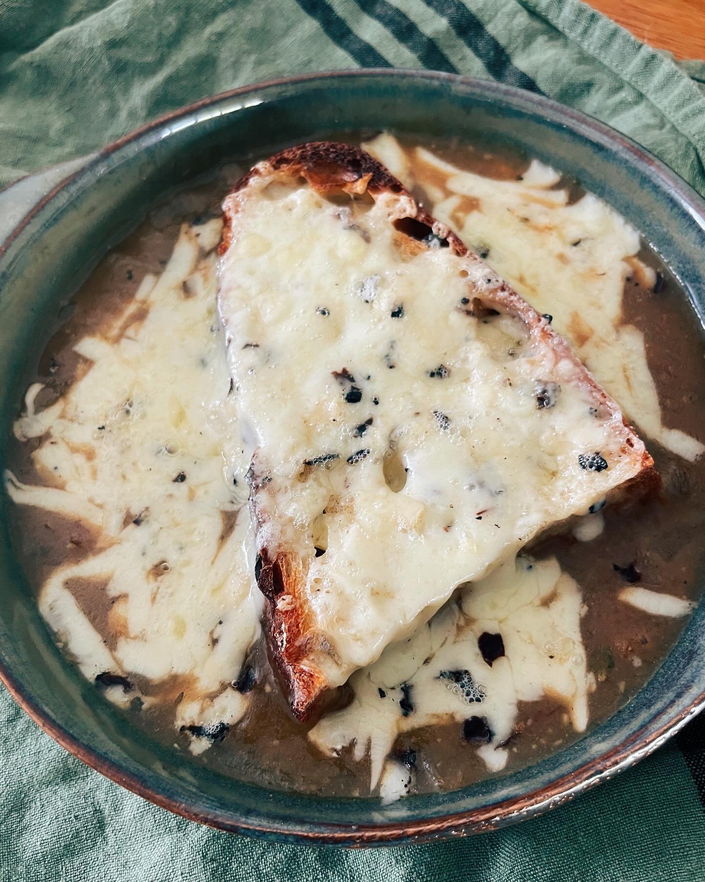 Classic simple French onion soup that I&rsquo;ve slightly elevated by using rose de roscoff onions from France and truffle raclette instead of the usual Gruy&egrave;re.👌🏾

(Raclette and onions found @bayleyandsage. Soup from the Classic French Reci