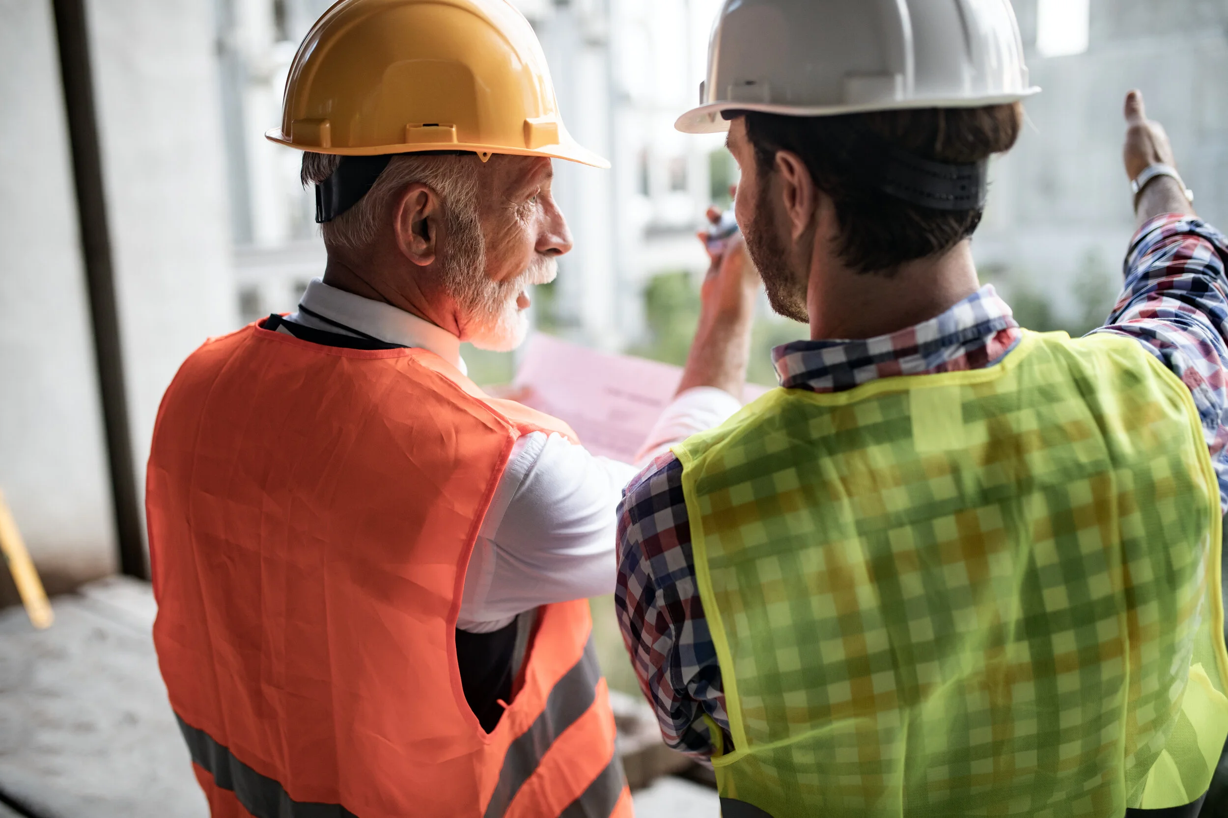 engineer-foreman-and-worker-discussing-in-TGYMKVE.jpg