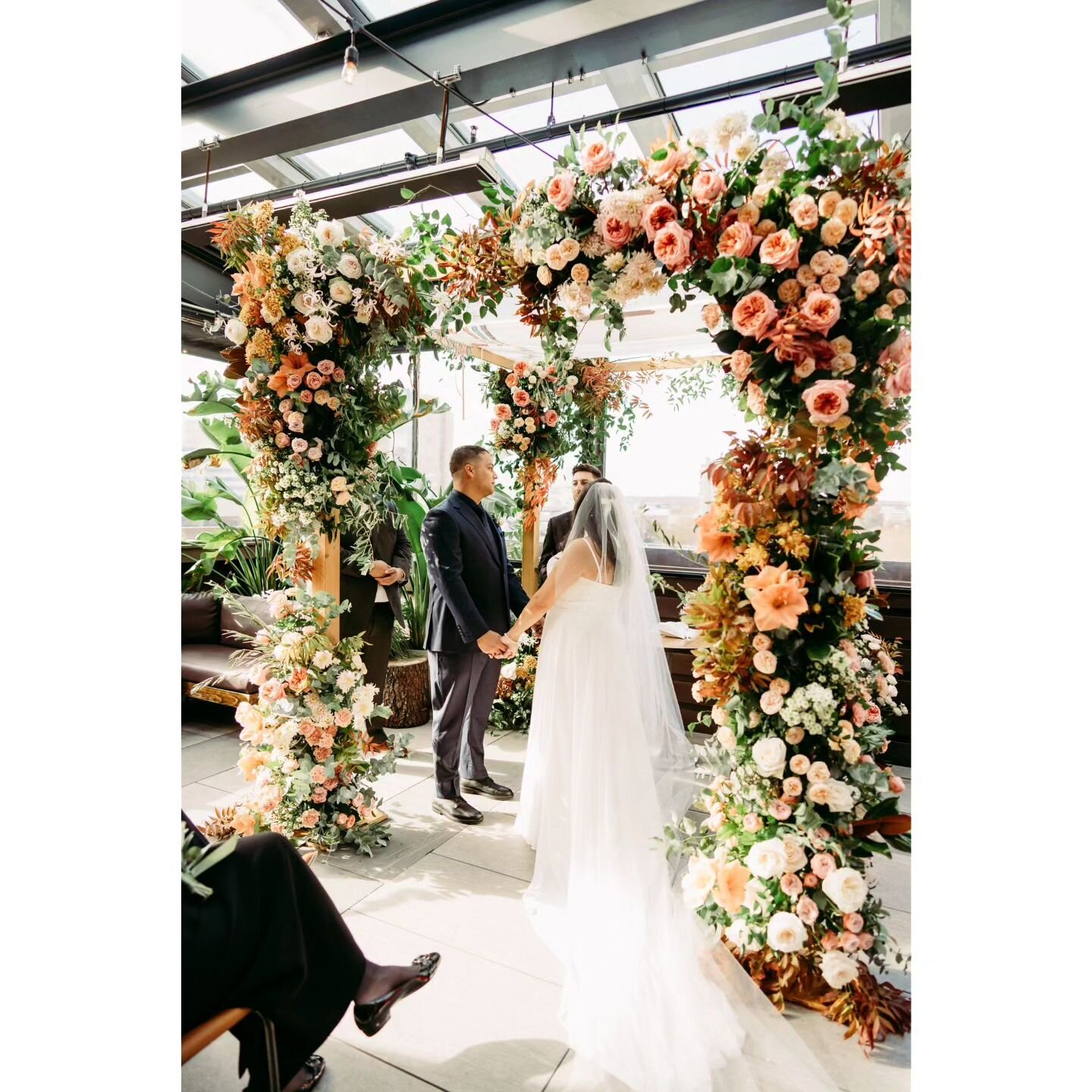 Irregular postings, consistently beautiful florals... Maybe that should be our new motto. Ha!

Planner @katieryan_events 
Venue @theblakenewhaven
Photographer @trevorholdenphotography