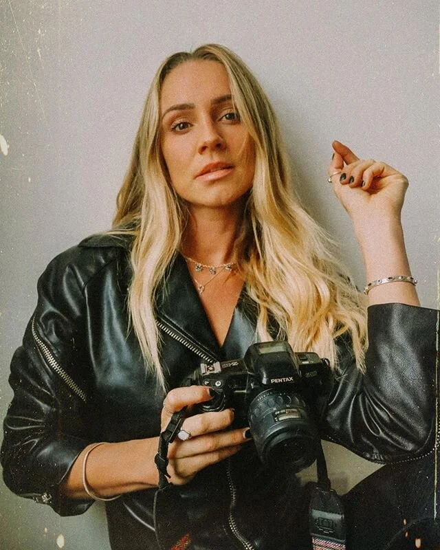 new moon energy 🌒🌓🌔🌚 This is the moment of renewal, letting go of any attachment of the past and focusing your sights on future goals.
This new moon is one you won't want to miss.
A New Moon(for me) is like a fresh page in my journal. 
Journaling