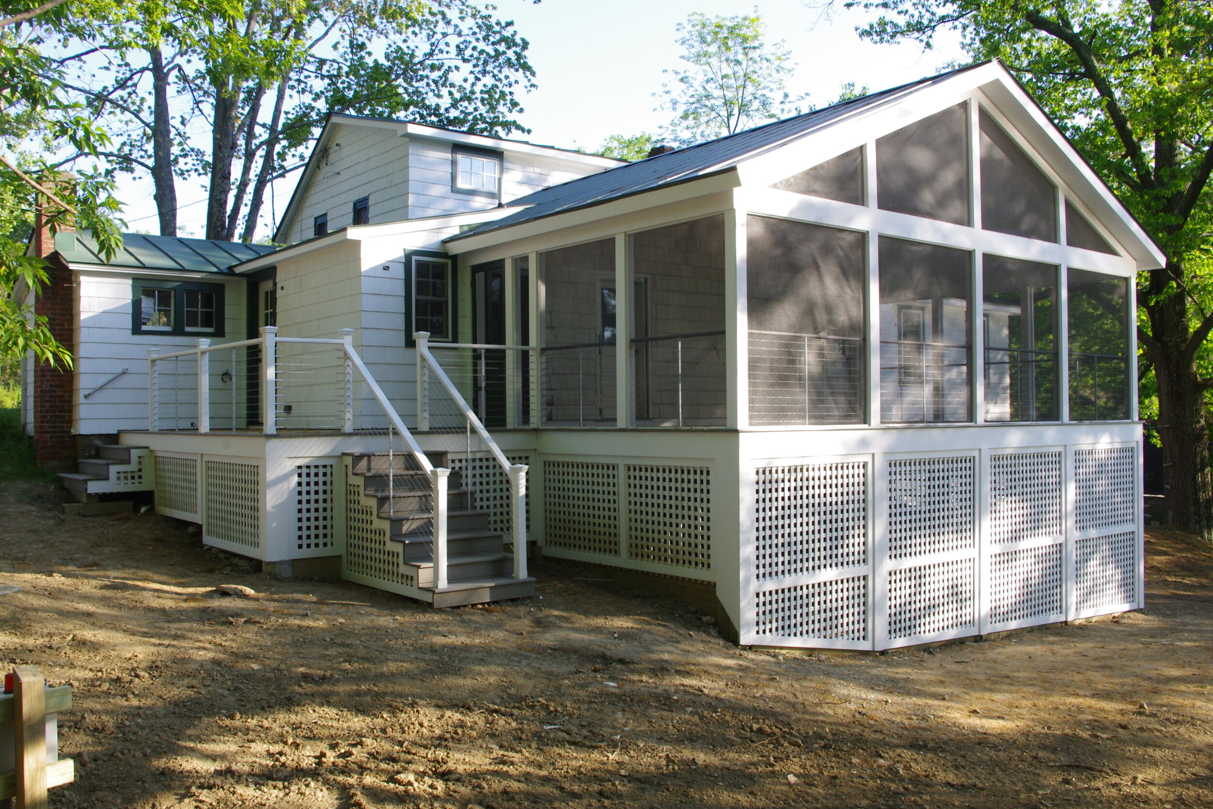 Family-sized Lake House Screened Porch