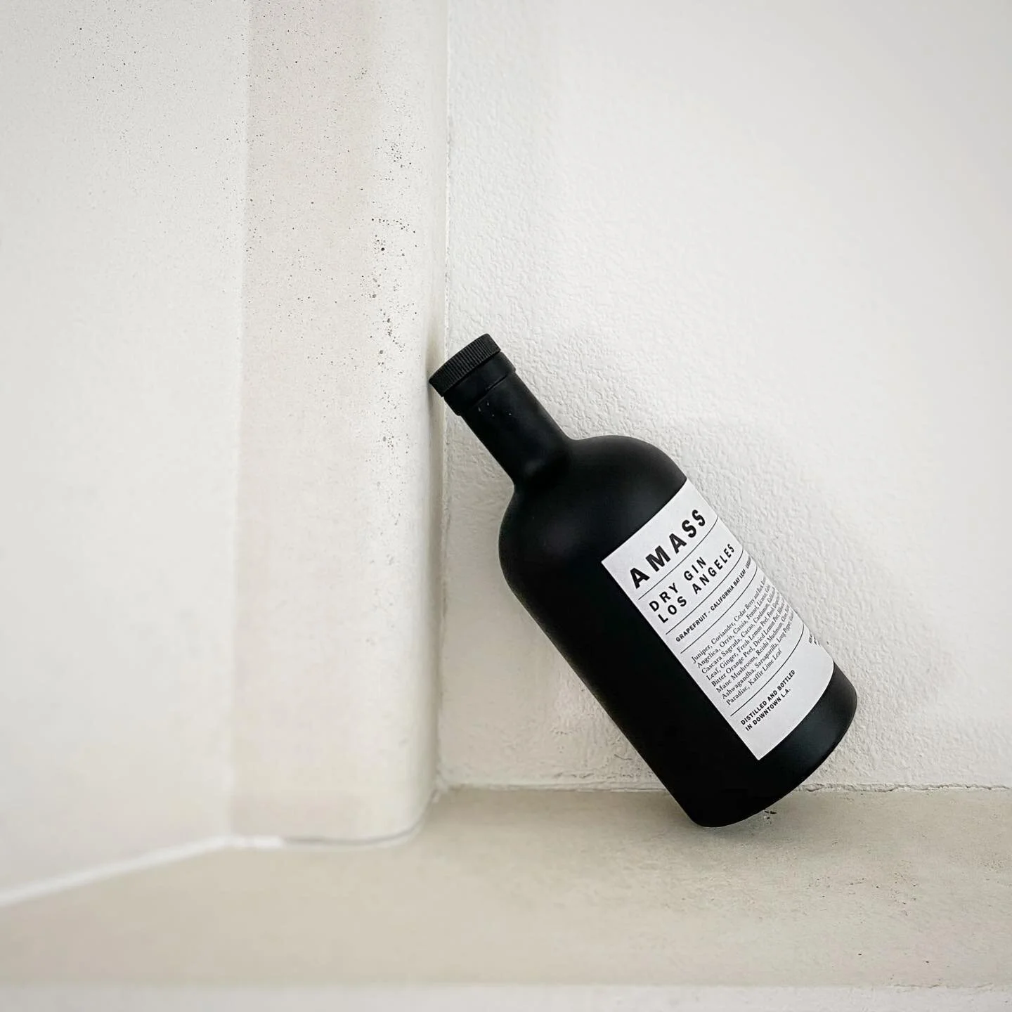 Spiritual growth you can sip on. Literally if there was an alcohol intentionally designed around the core of humanity, I think @amass.botanics would be it. The name means &lsquo;to gather&rsquo; and their story honors the communal power drink has to 