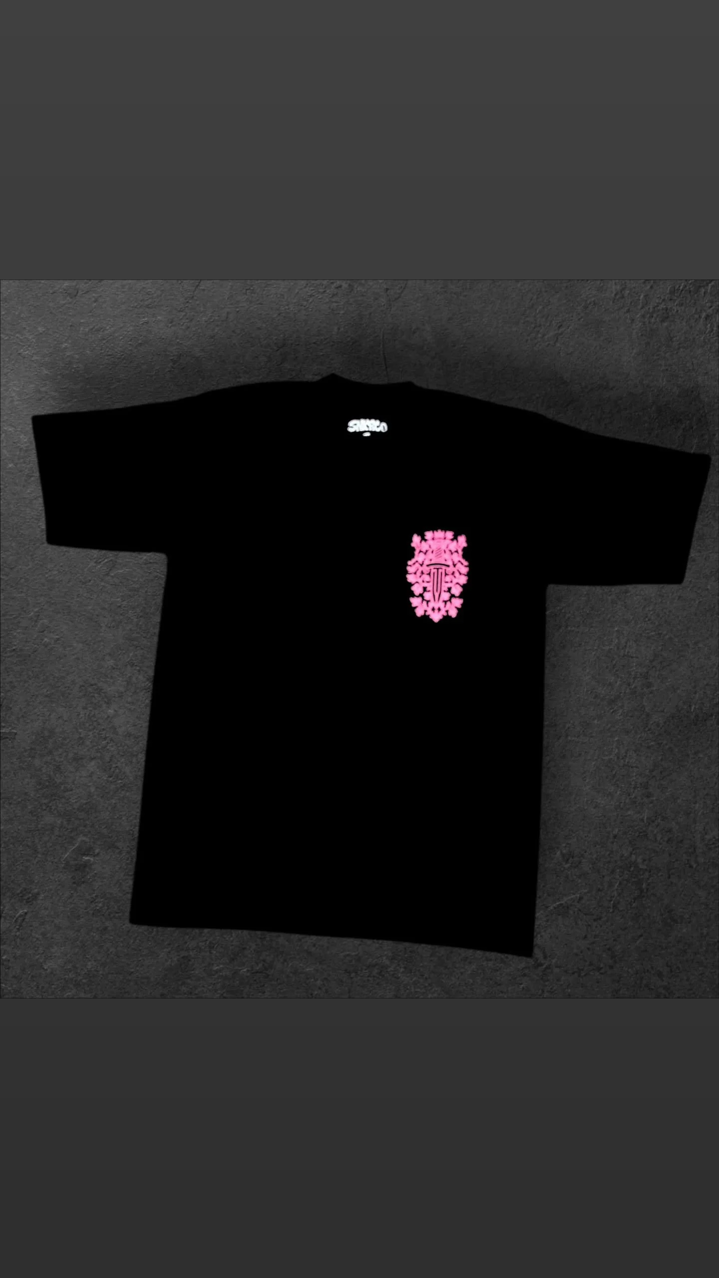 TEE SNKRCO CHROME LETRAS ROSA