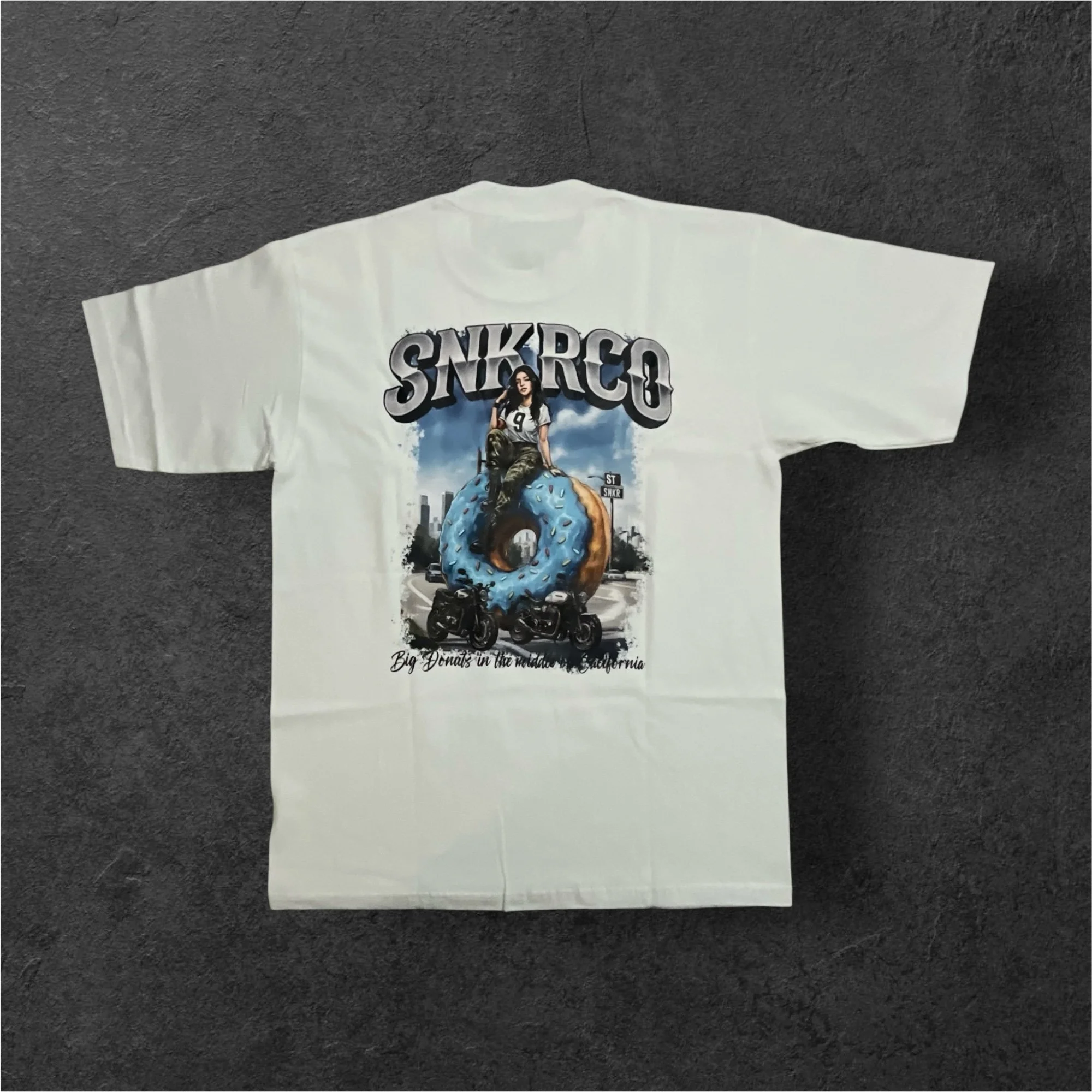 TEE SNKRCO MUCHACHA EN LA DONA