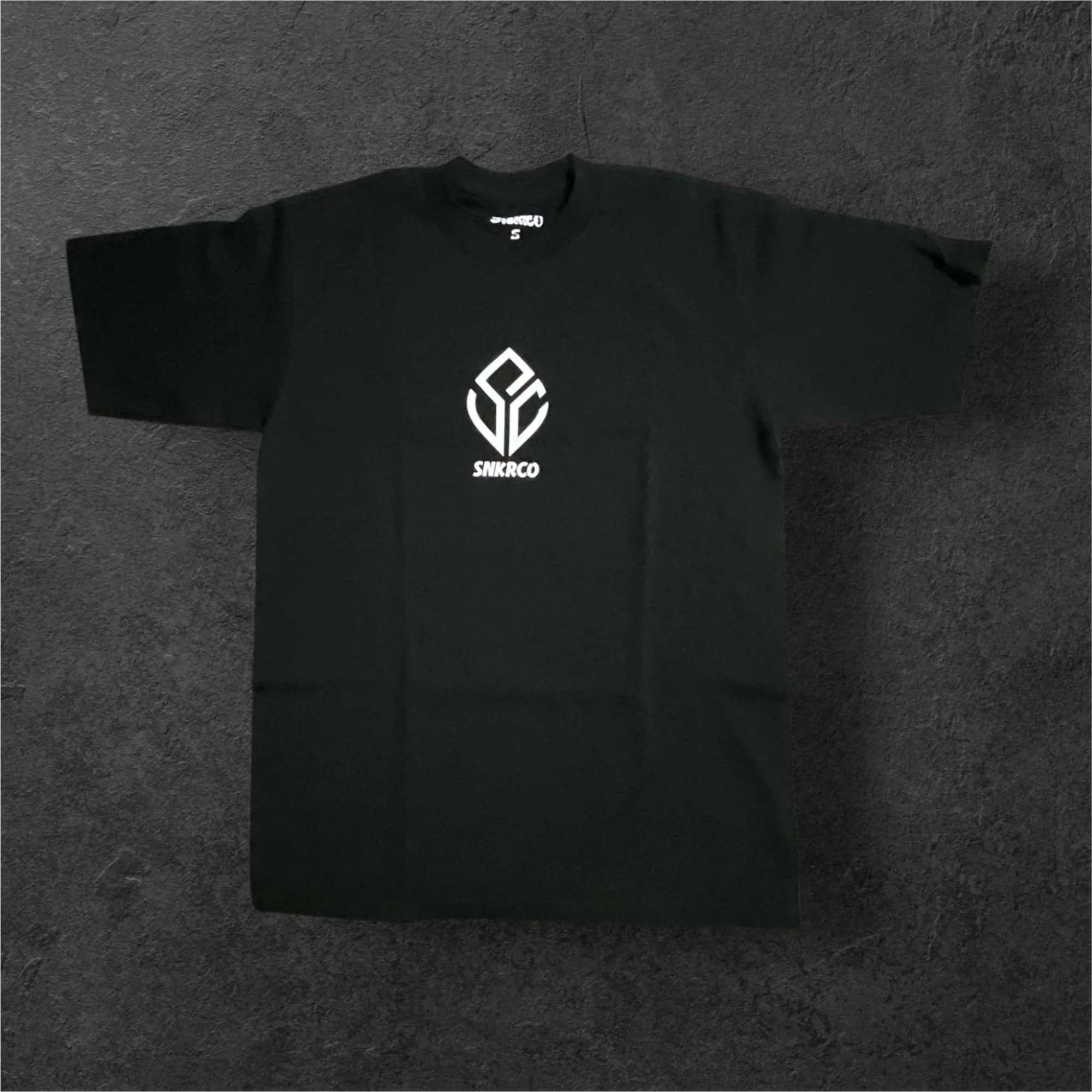 Tee SNKRCO CORE LOGO EN EL MEDIO