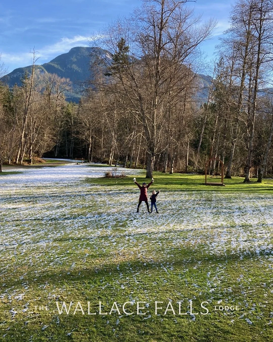 🎿The Wallace Falls Lodge is even more magical in the winter❄️

A skiing vacation at The Lodge means more:

&rarr; Hot chocolate by the fire
&rarr; Evening mulled wine (or hot toddy!) outside at the fire pit
&rarr; Warming up in the lodge while your 