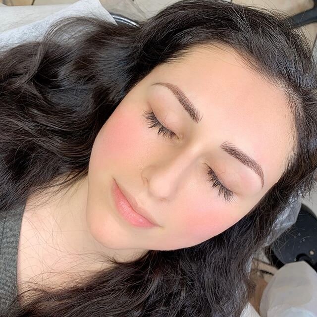 Shaped and styled her arch to perfection to refine her look! Isn&rsquo;t she pretty? 💁🏻&zwj;♀️😍💕
____________________________________________ ▪️After the semi/permanent make-up procedure, it is natural for swelling to occur
▪️Colors may appear da