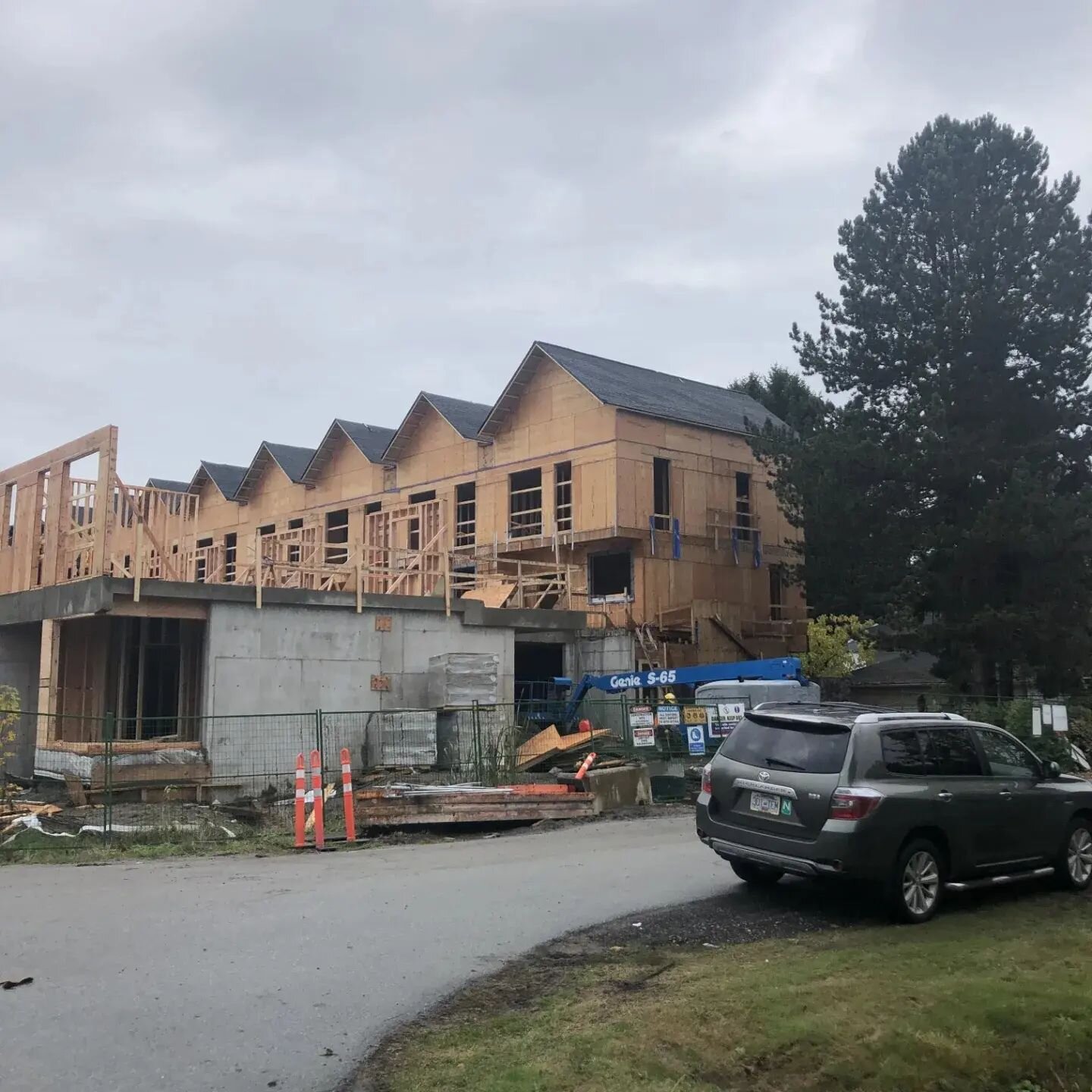 With framing and roofing well underway, Brighouse 22 is all coming together&nbsp;👷

Located by Garden City Road &amp; Westminster Highway, this development&nbsp;is minutes away from Richmond Brighouse Skytrain Station. 🚅  With 3 bedrooms and 3 bedr