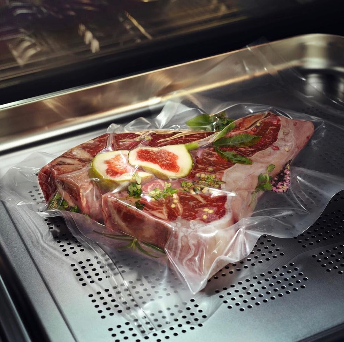 Miele steam ovens and steam combination ovens all feature a &ldquo;Sous-vide&rdquo; operating mode.
You can set the temperature between 115 and 195&deg;F (45 and 90&deg;C), and the maximum cooking duration is 10 hours.
This function enables vacuum-se