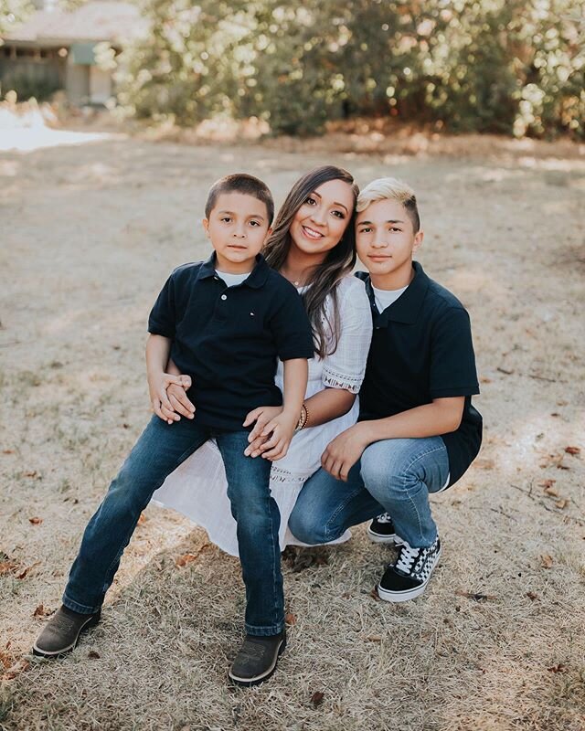 A beautiful momma with her boys 💙 Taking advantage of these warm summer days ☀️ @alyssaraephoto