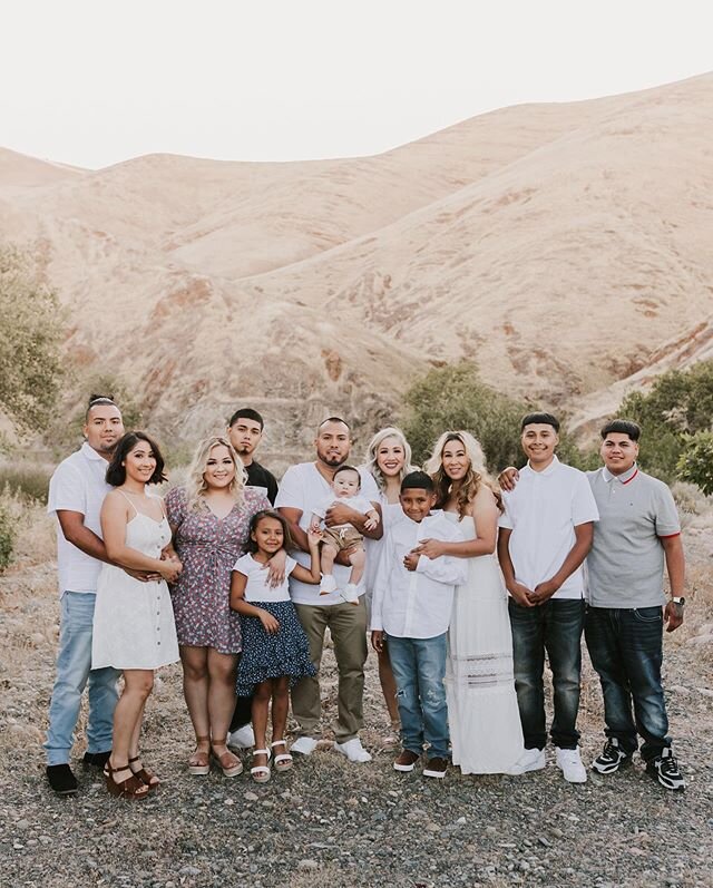 Family is EVERYTHING ❤️ &bull;
&bull;
&bull;
This is one of my larger families from last weekend, I had one group with 12 and another with 11 🙌🏼 which actually really inspired me to do the same thing with my family. These are always so much fun so 