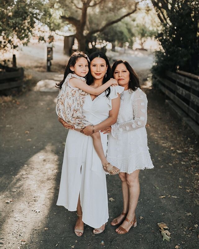 3 generations of beauty + another little fur baby 💕 -
@alyssaraephoto