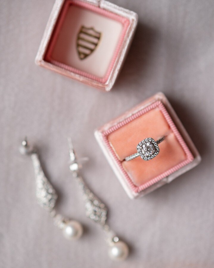 Wedding planning tip: have your ring cleaned before the big day so it can shine it's brightest for all your photos ✨