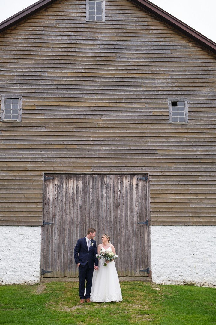 The barn at Balls Falls is always a favourite for portraits💍📸