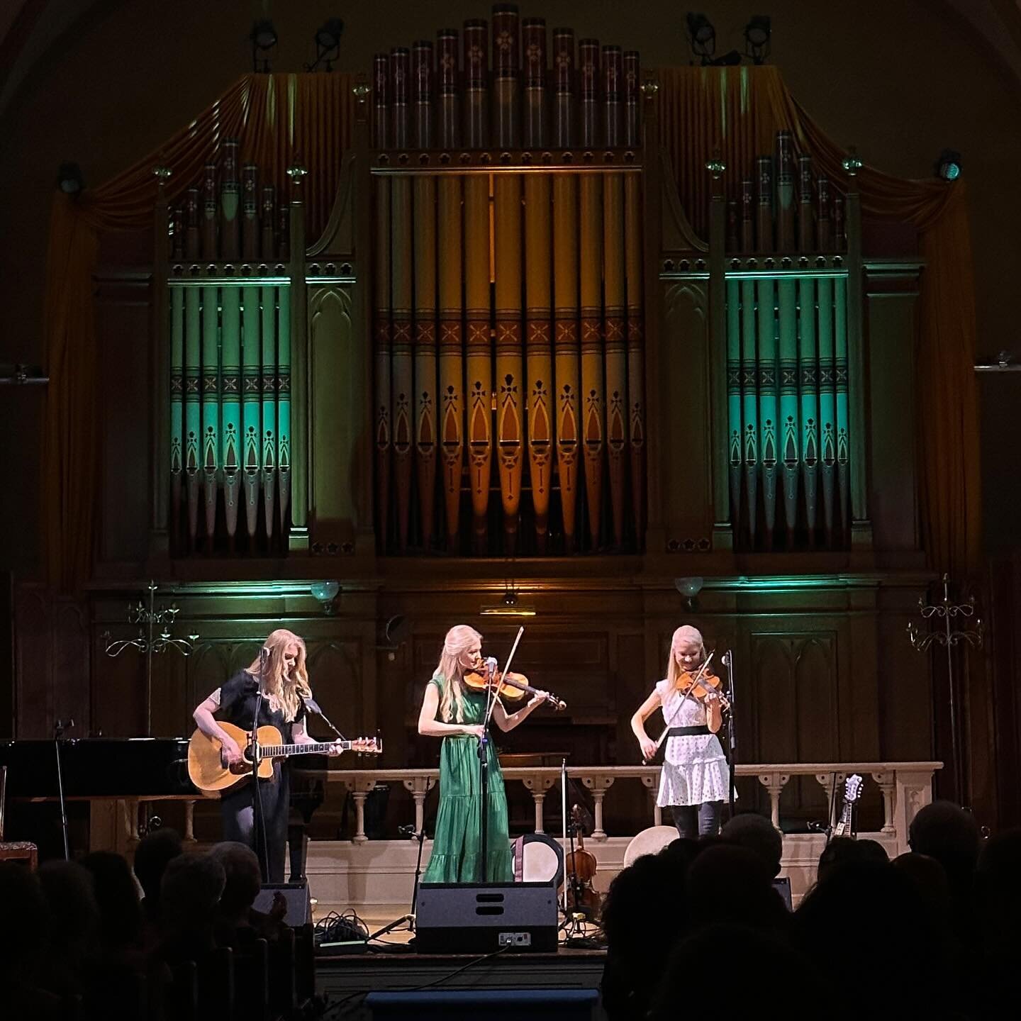 Such great energy in Portland last night!! @tocportland was completely sold out, and the audience was absolutely wonderful! 
.
Thank you again to our special guests from the @oregonirishdance for bringing their lovely dancing to the show. We can&rsqu