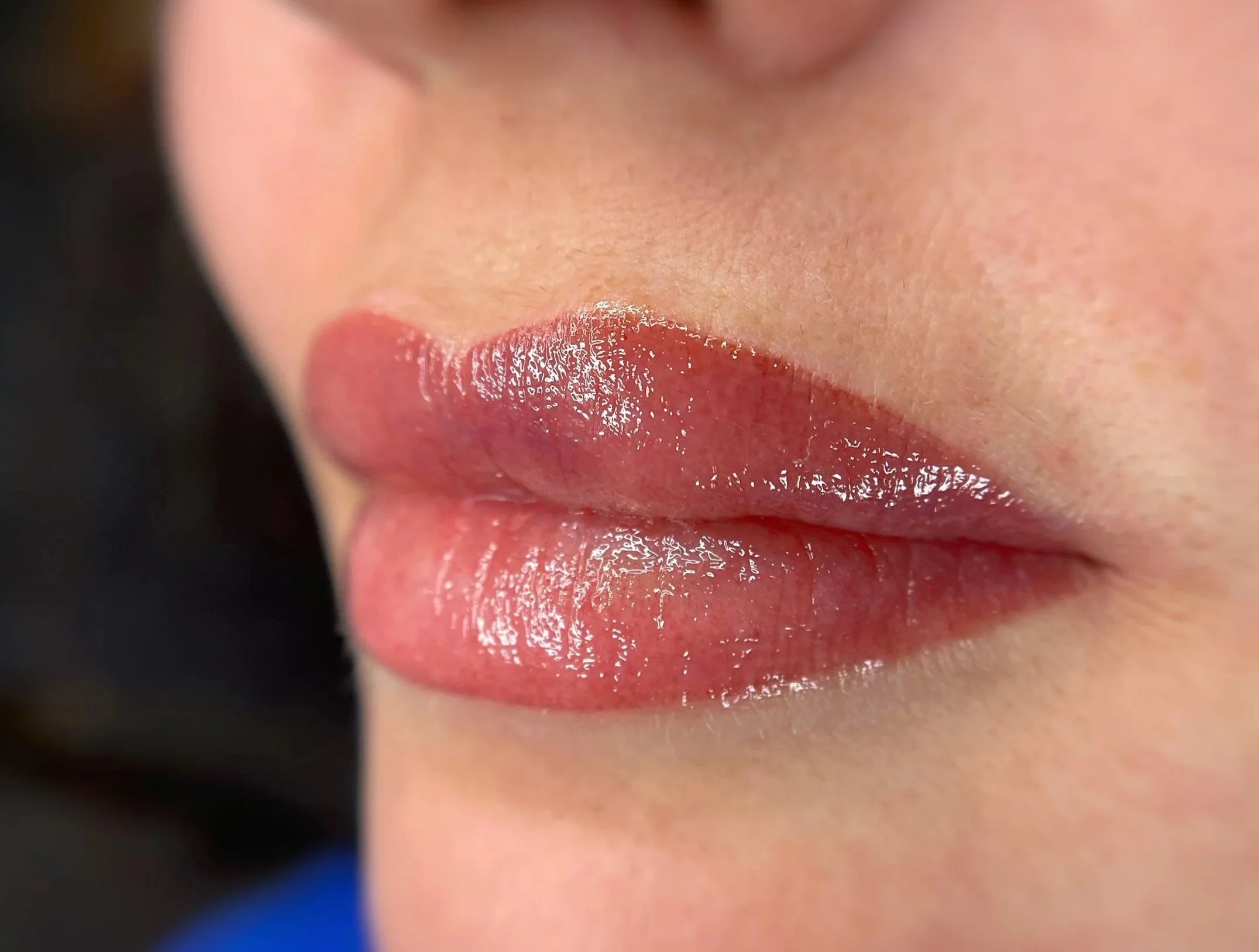 Close-up of a person's lips with matte lipstick in a shade called 'Ombre Lips' and text overlay that says 'OMBRE LIPS'.