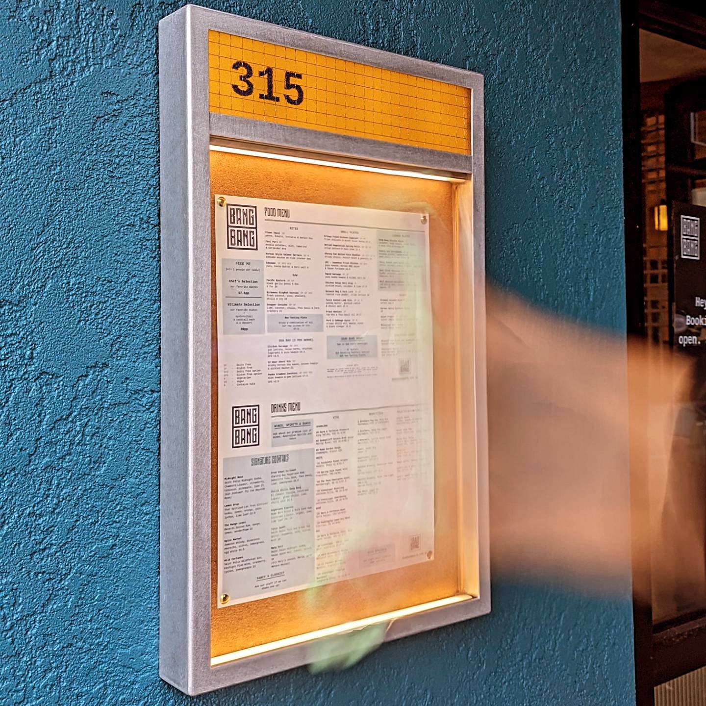 Menu box for @bangbanghampton 's beautiful new restaurant, curated by @eleishagray 

#menubox #menu #menusign #illuminated
#illuminatedsigns #lightbox #display #menudisplay #sign #signs #signmaking #aluminium #safetyglass #meshglass
#fabrication #fab
