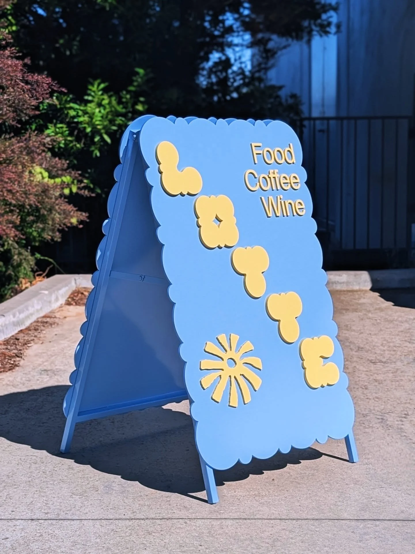 Fun A-frame sign for @lotte.hepburn, super nice design by @susu_studio 

#aframe #acrylicsigns #lasercut #cafesigns #anchorsigns