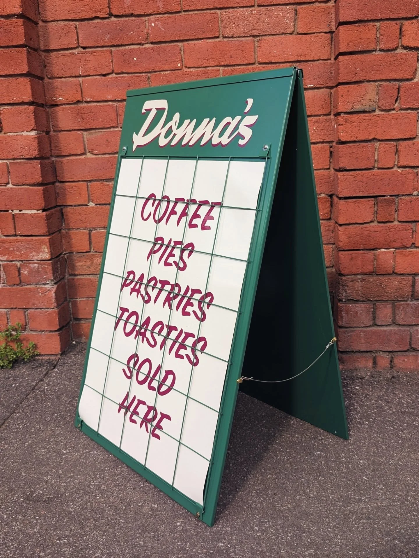 We made some really nice signs for @donnascoffeerichmond  last year with some very nice details. 

Designed by @base_design
Thanks for having us to help out! 

#aframe #bladesign #handpainted #handmade #anchorsigns