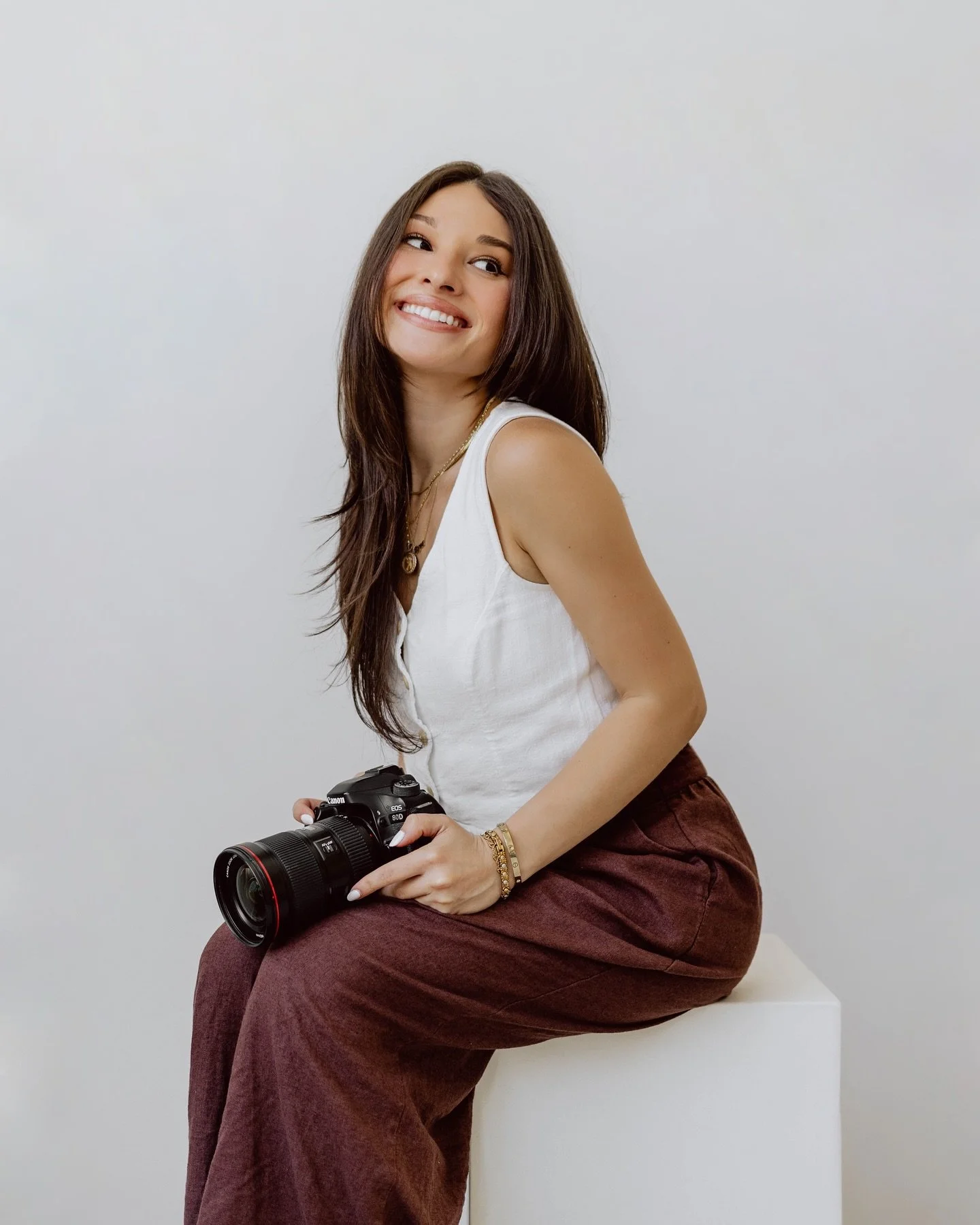 👋🏼 just popping in to say hiii! A few things have changed around here so I figured it was time for a reintroduction :)

Hi i&rsquo;m @elysezamora 

Words cannot describe how much I love what I do, photography &amp; videography has brought me so man
