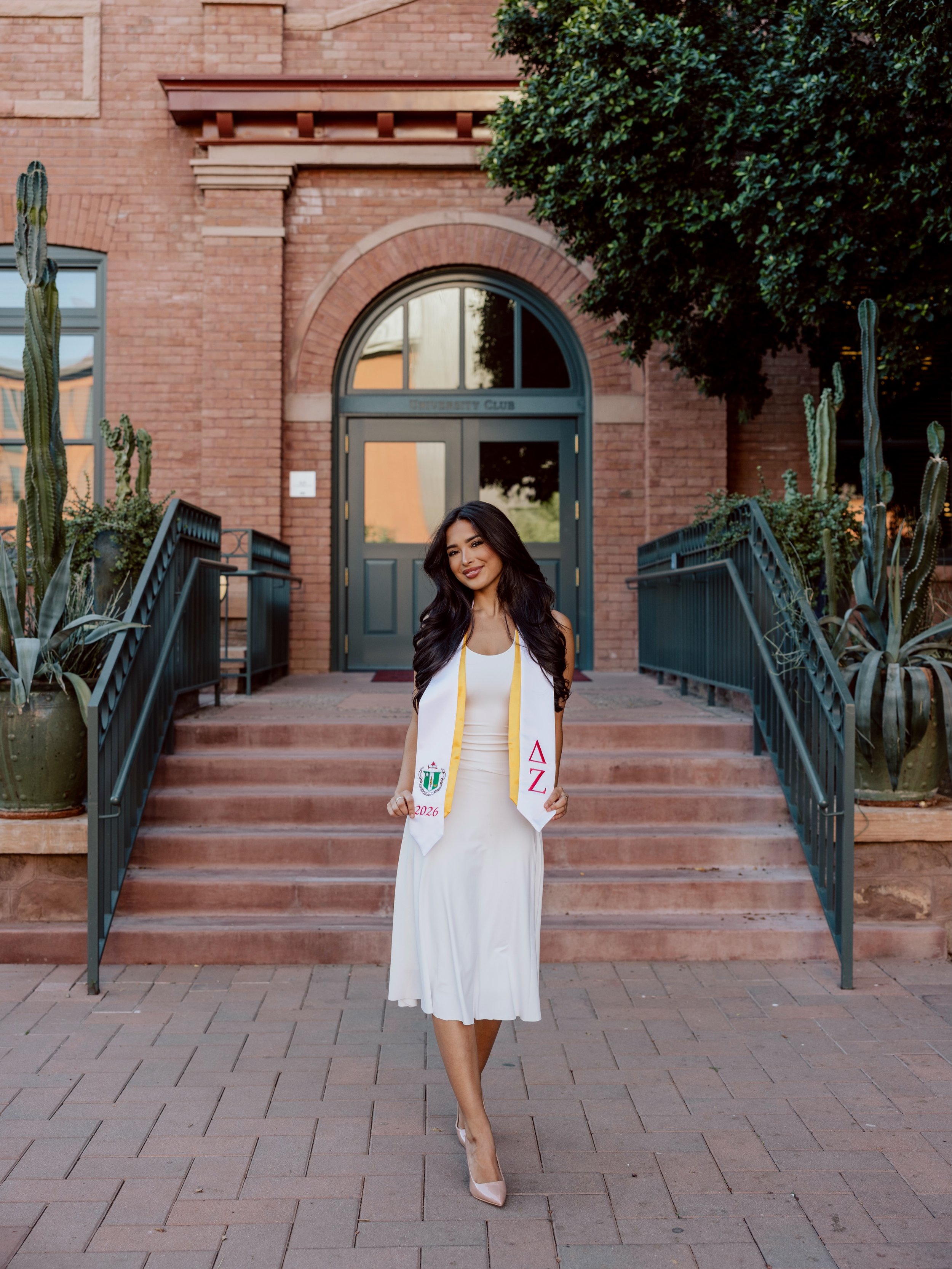 AZ Fall/winter grads!! Just added some more d8s for you &hearts;️📚 calendar link in biooo
.
.
.
#backtoschool #fwgraduationphotographer #asugradphotos