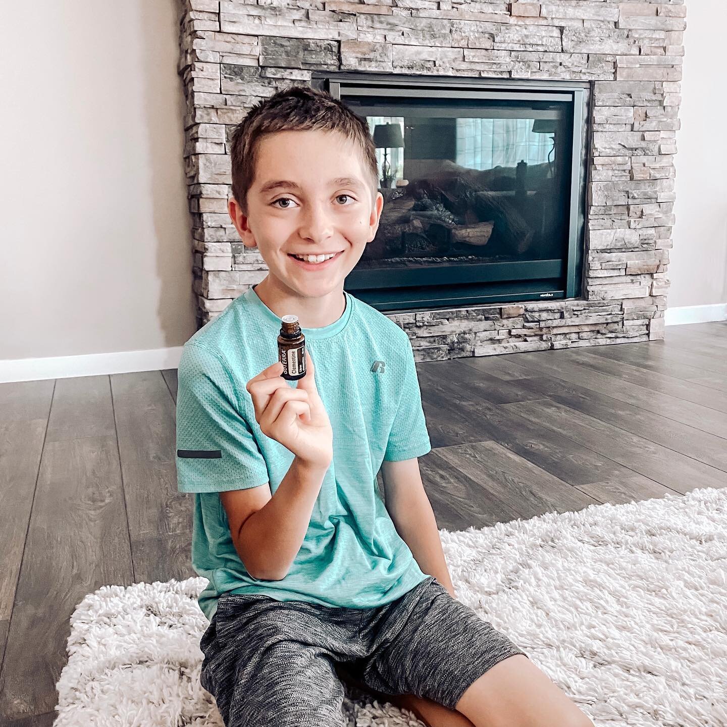 I love this little guy. He will be 10 soon and makes sure to remind me about 3 times a day. 🤣 Since I first started using essential oils, he has been fascinated with them. His favorites are all the citrus oils! They always make him feel better. 😃 ⁣