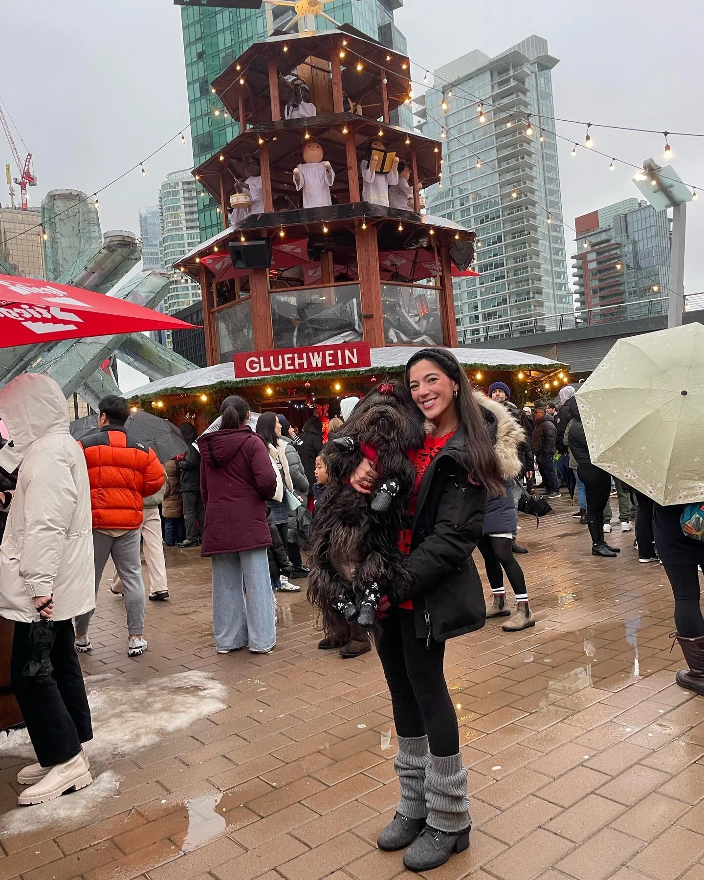 Happy New Year!!! We&rsquo;ve had such a wonderful holiday this year and hope you all have too 🤍 
Got a little wet at the Vancouver Christmas Market but a little rain never stopped us! ☔️ 
P.s. if you haven&rsquo;t heard of Walkee paws dog shoes yet